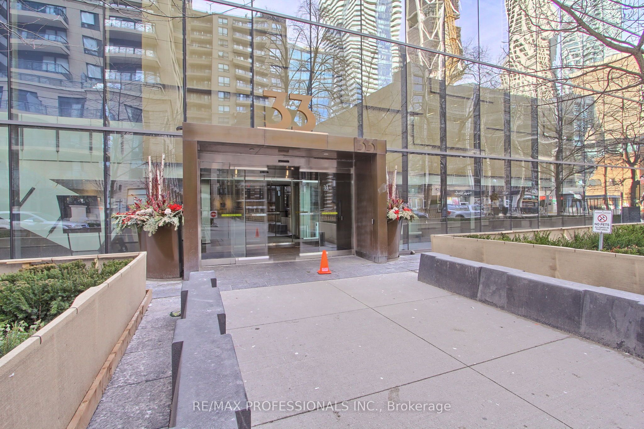 33 Charles Street E 710, Toronto, ON M4Y 0A2 photo 2
