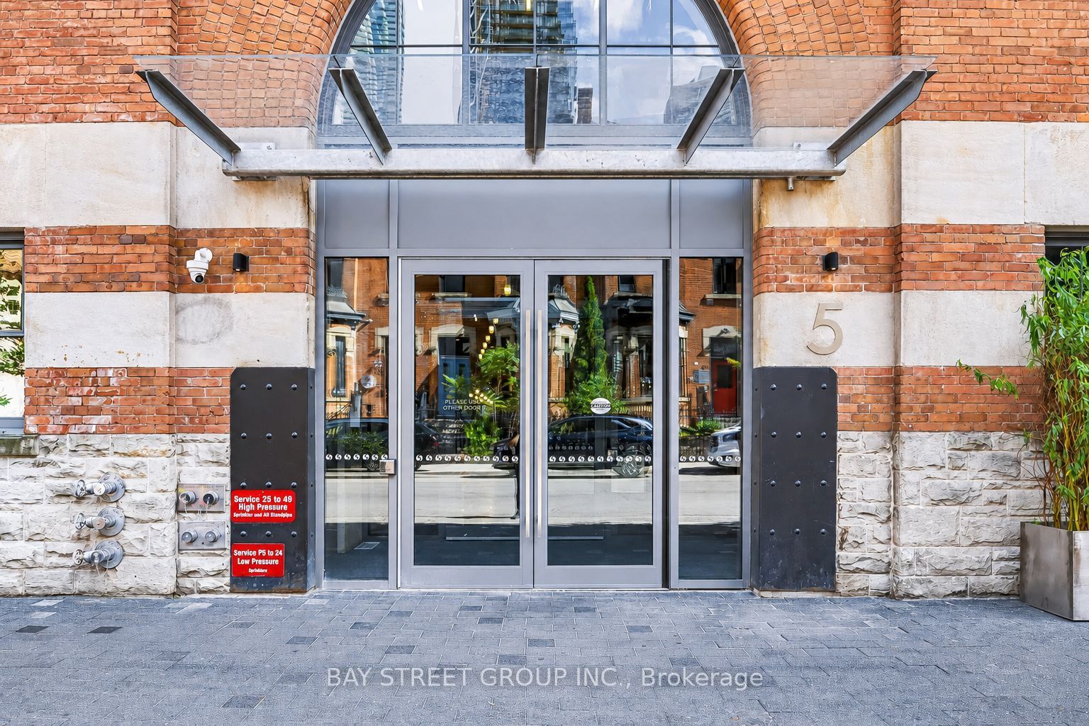 5 St Joseph Street 908, Toronto, ON M4Y 0B6 photo 3