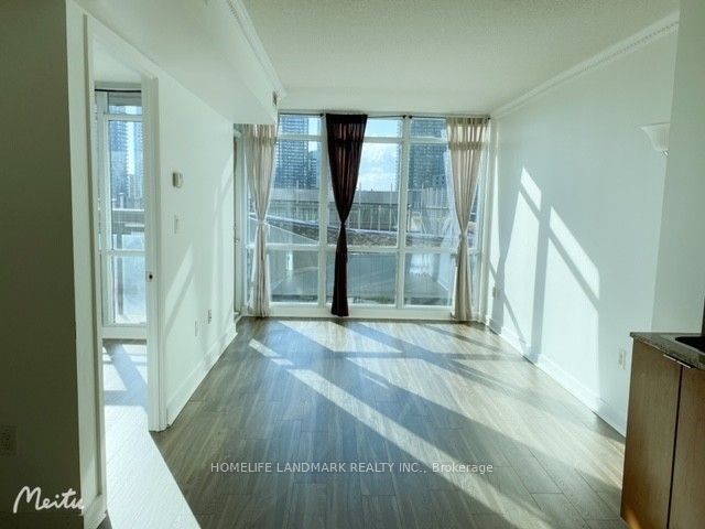 15 Fort York Boulevard 701, Toronto, ON M5V 3Y4 photo 2
