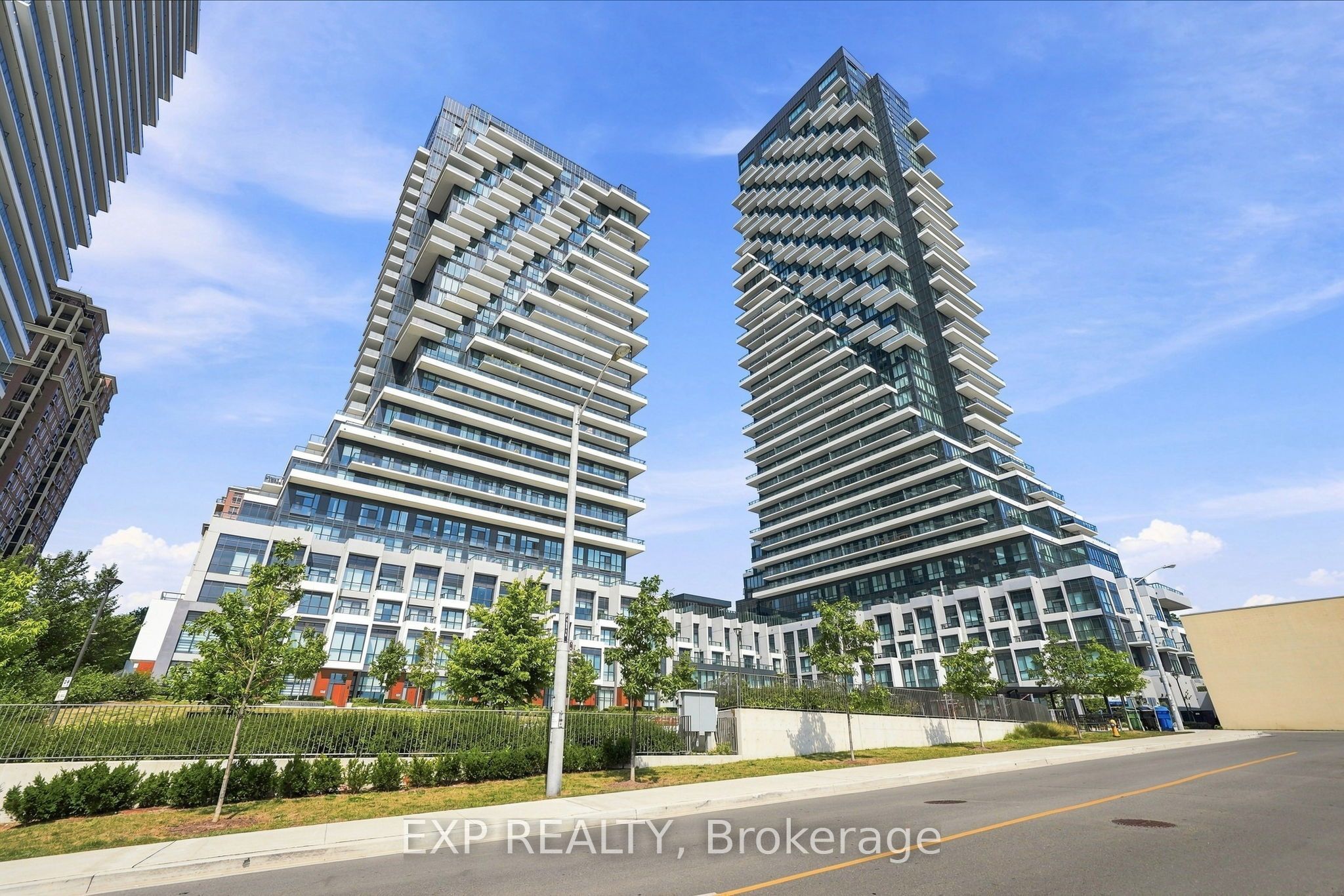 30 Inn On The Park Drive 2301, Toronto, ON M3C 0P7 photo 2