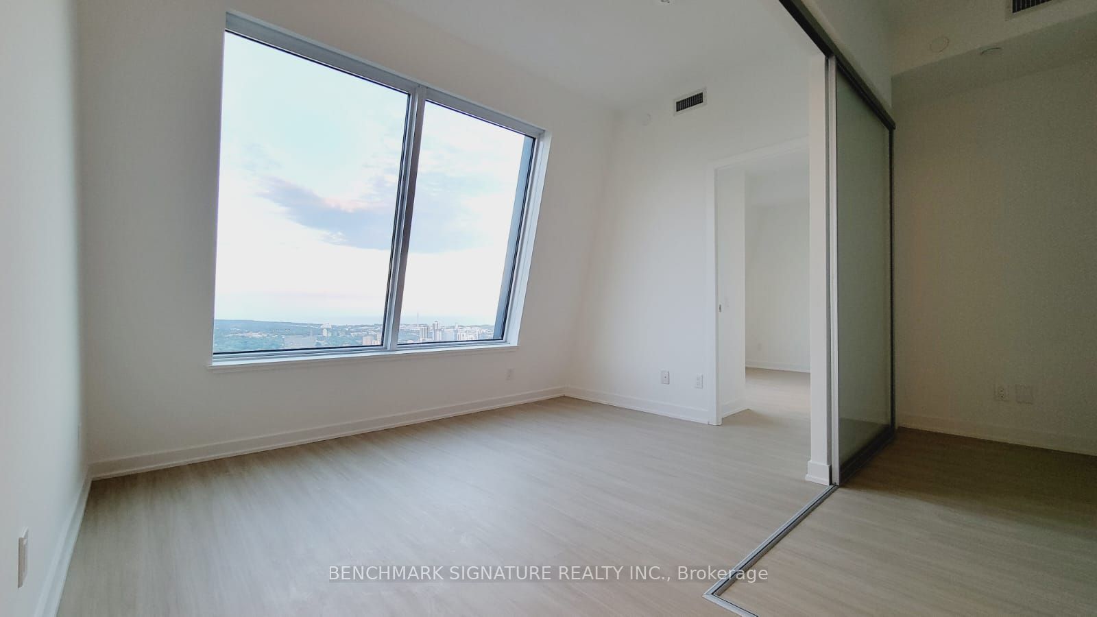 8 Wellesley Street W 6007, Toronto, ON M4Y 0J5 photo 2
