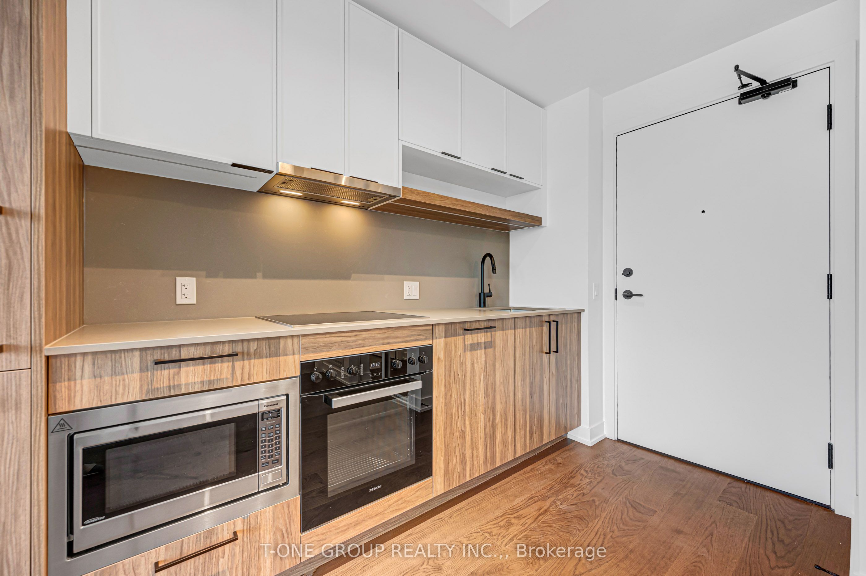 91 Montclair Avenue 1210, Toronto, ON M5P 0B1 photo 4