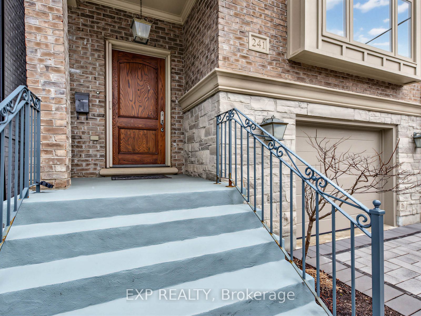 241 Poplar Plains Street, Toronto, ON M4V 2N8 photo 2