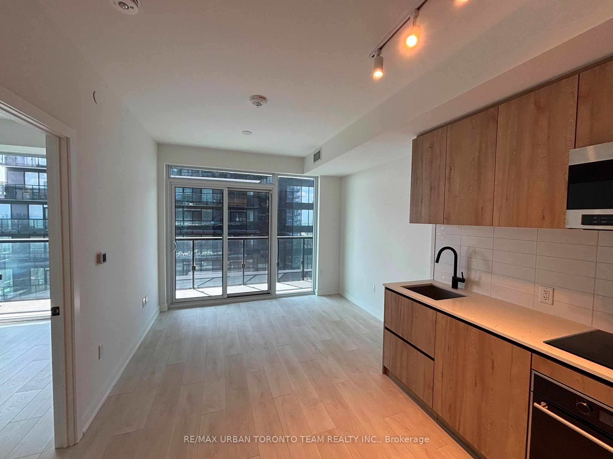 117 Broadway Avenue 3301, Toronto, ON M4P 1V3 photo 2