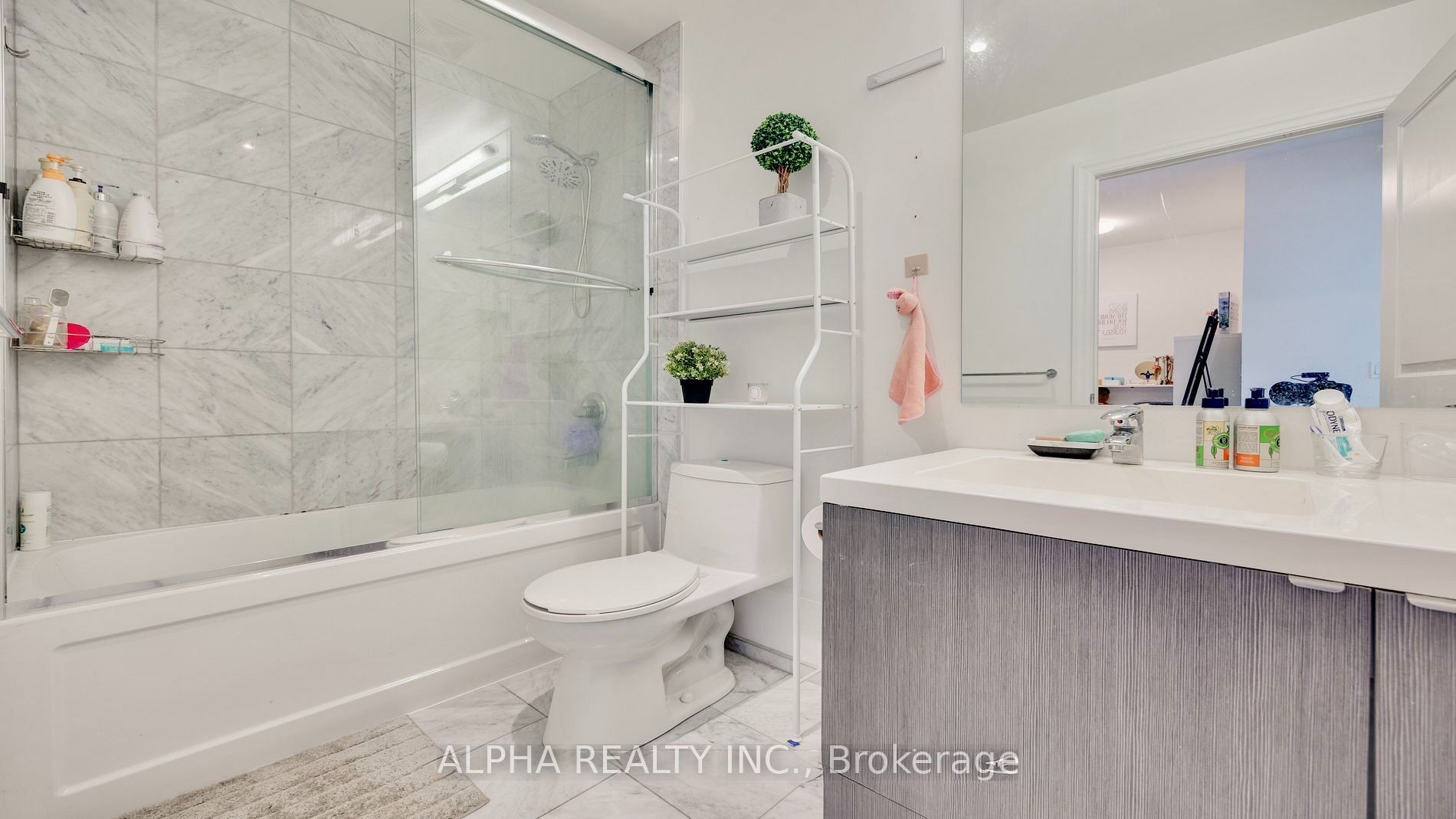 8 The Esplanade Street 4703, Toronto, ON M5E 0A6 photo 4
