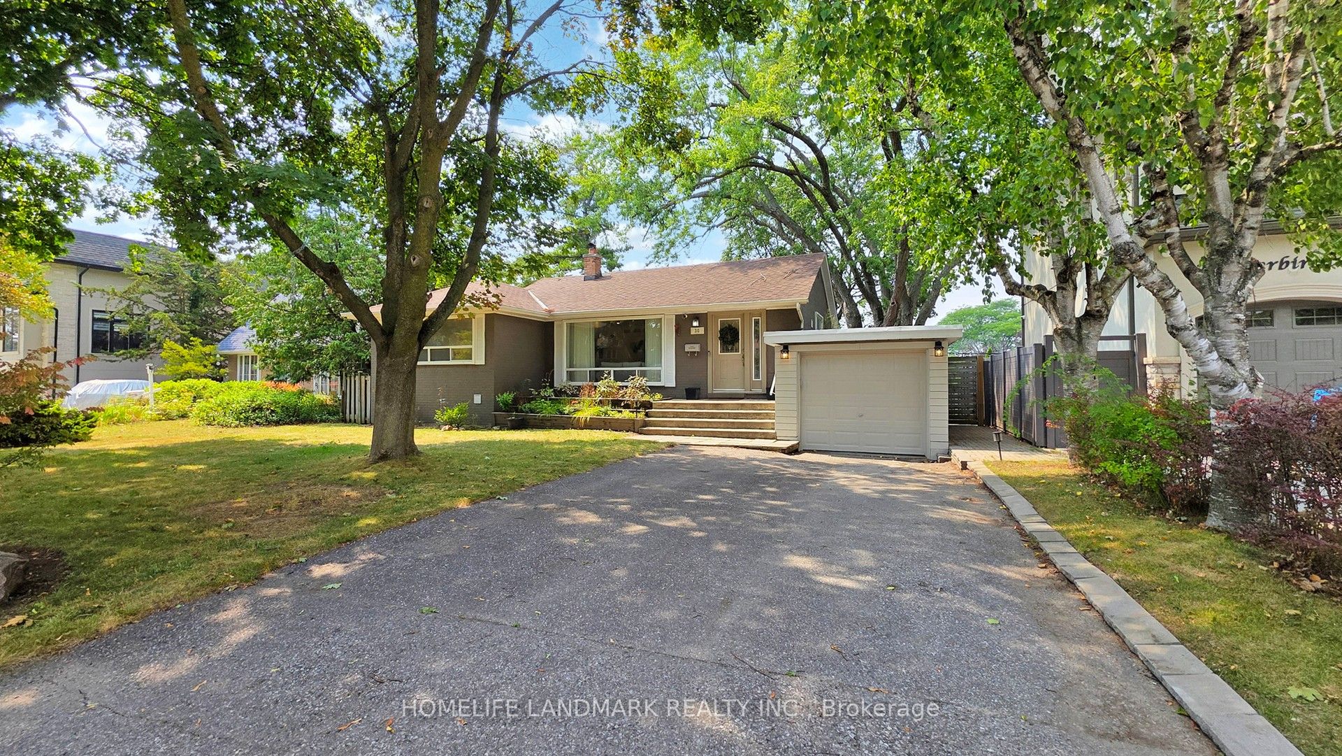 30 Paperbirch Drive, Toronto, ON M3C 2E7 photo 2