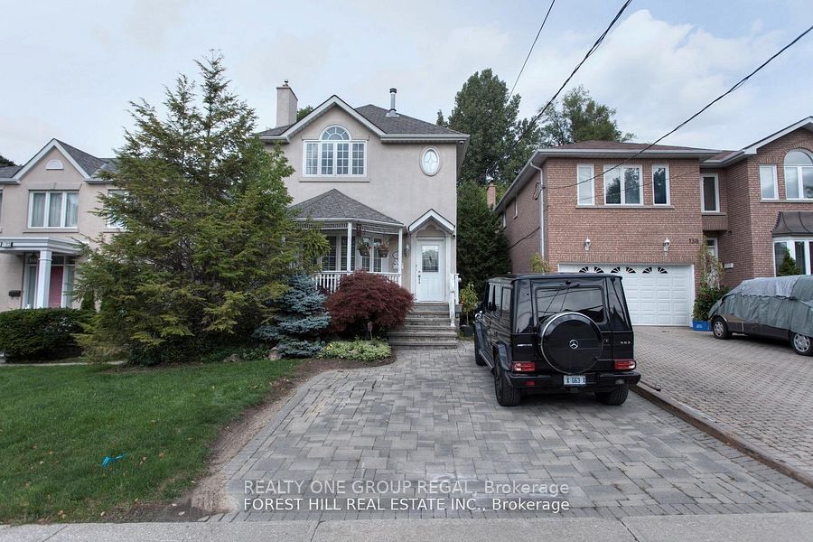 136 Hollywood Avenue N, Toronto, ON M2N 3K3