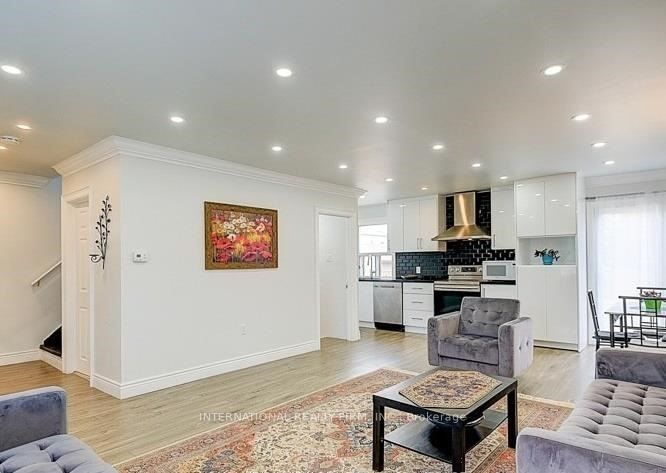 8 Farrell Avenue, Toronto, ON M2R 1C8 photo 3
