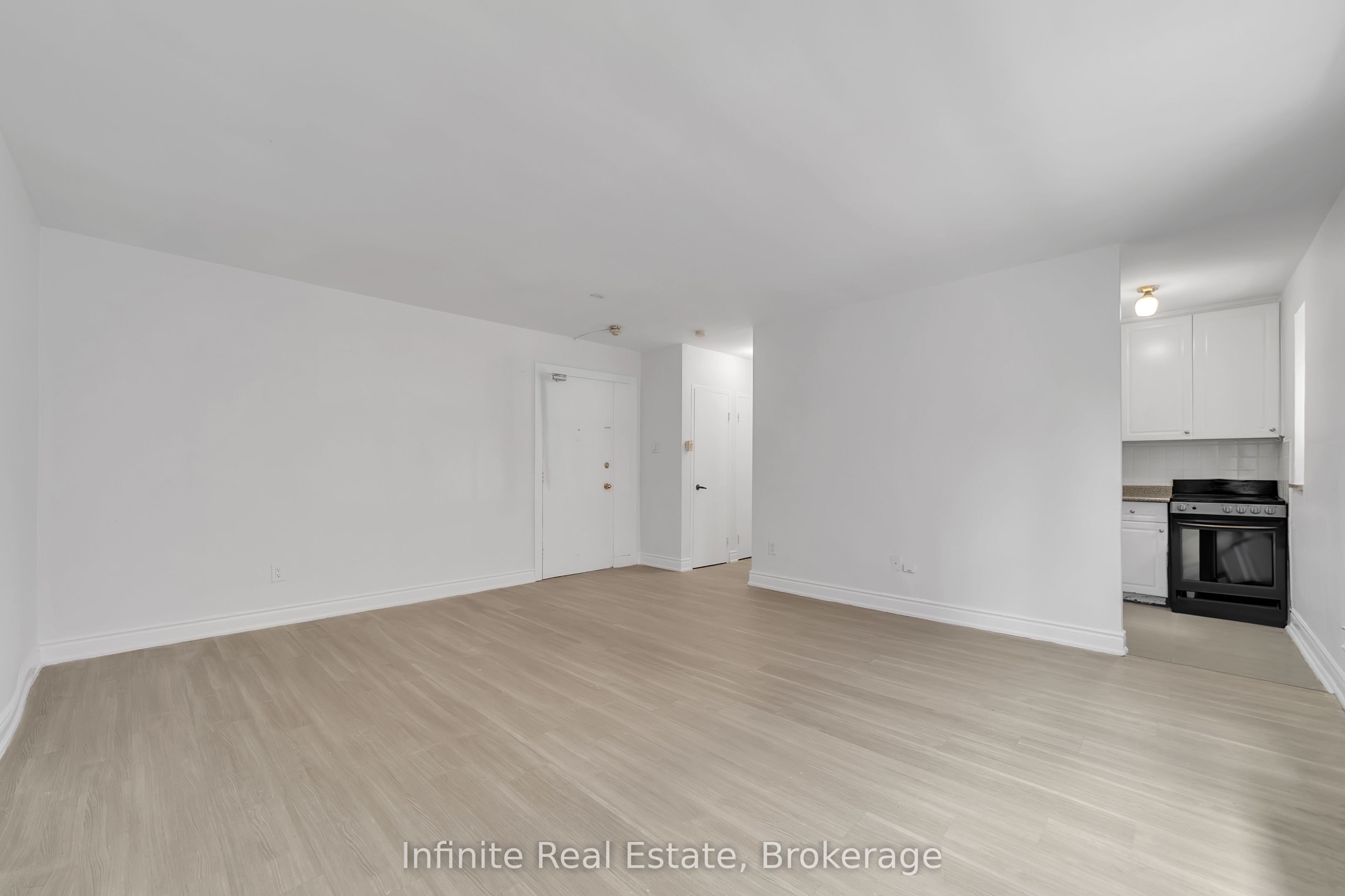 896 Eglinton Avenue E 111, Toronto, ON M4G 2L2 photo 2