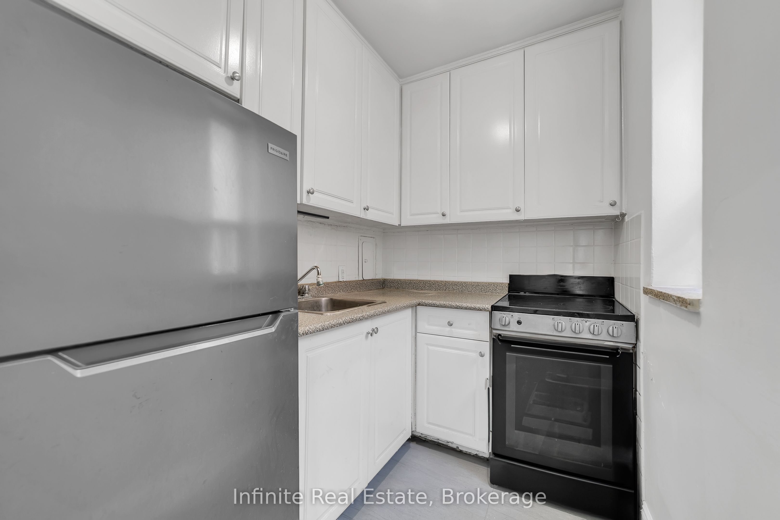 896 Eglinton Avenue E 111, Toronto, ON M4G 2L2 photo 3