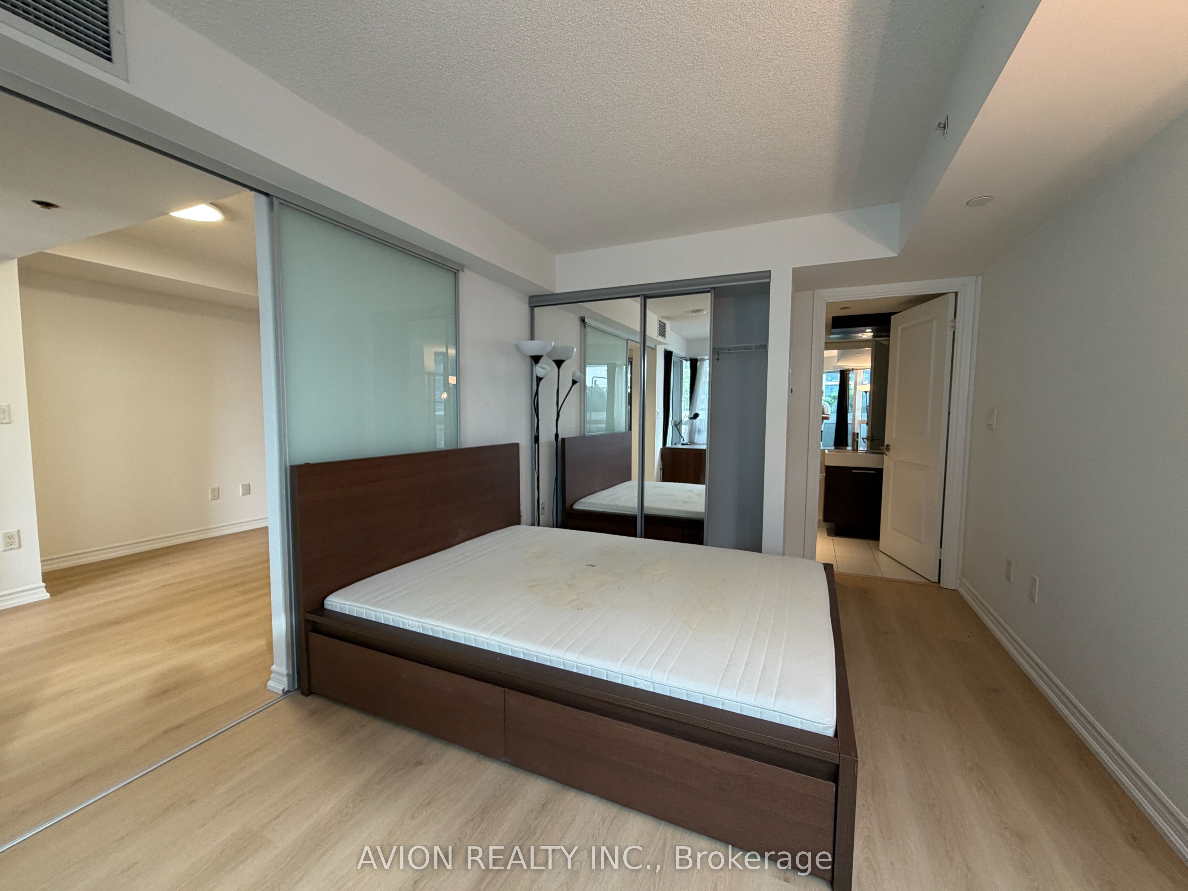386 Yonge Street 1408, Toronto, ON M5B 0A5 photo 4