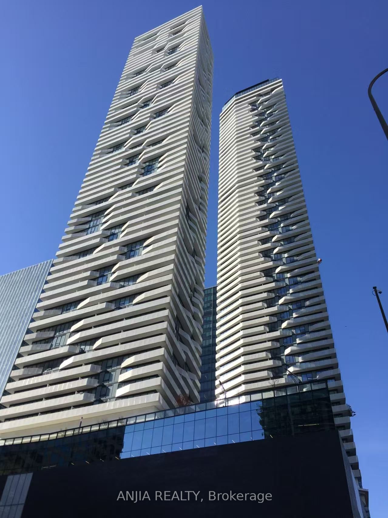 100 Harbour Street E 4701, Toronto, ON M5J 2T5