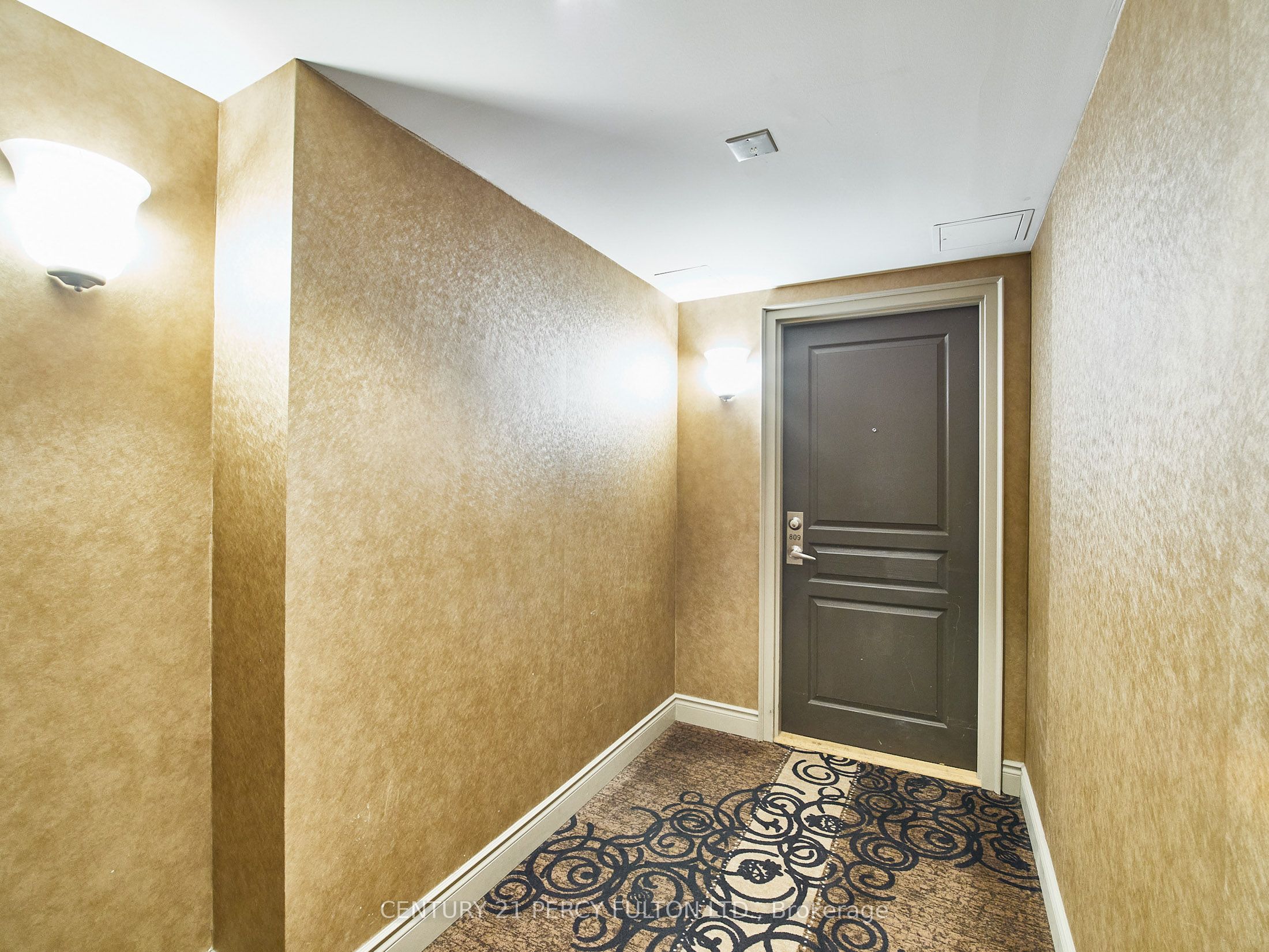 140 Simcoe Street 809, Toronto, ON M5H 4E9 photo 2