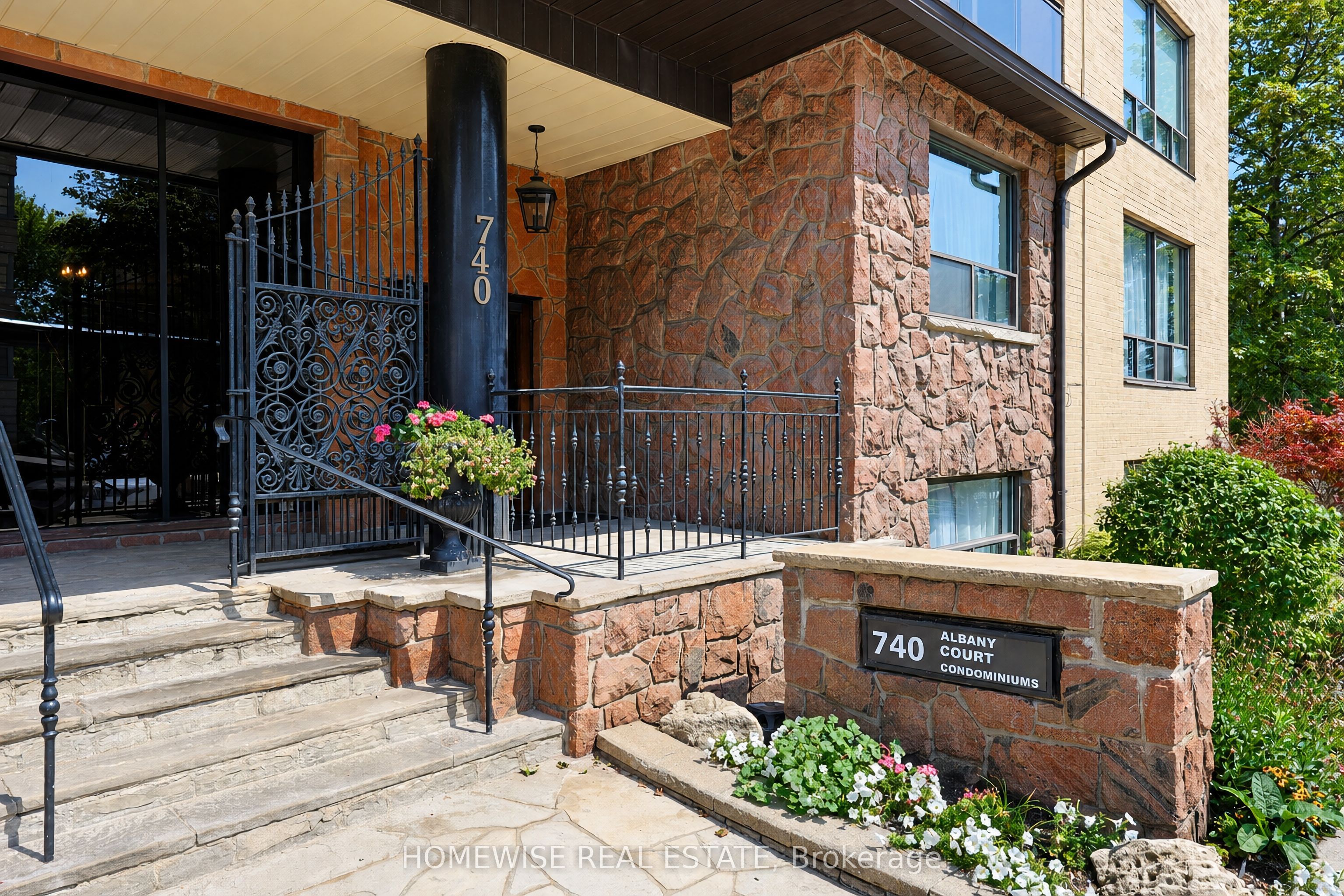 740 Eglinton Avenue 401, Toronto, ON M5N 1C4 photo 2