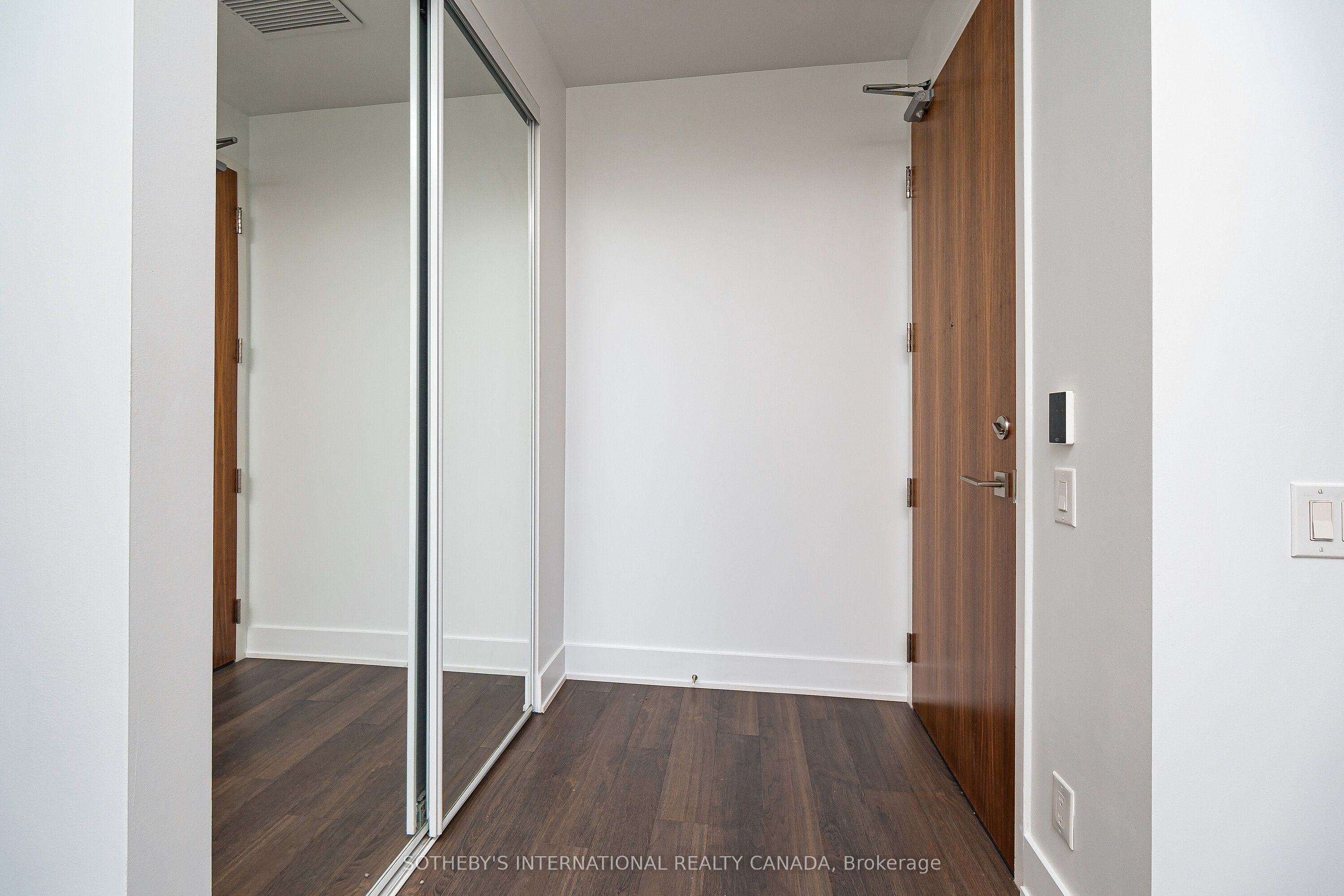 111 St Clair Avenue W 406, Toronto, ON M4V 1N5 photo 4