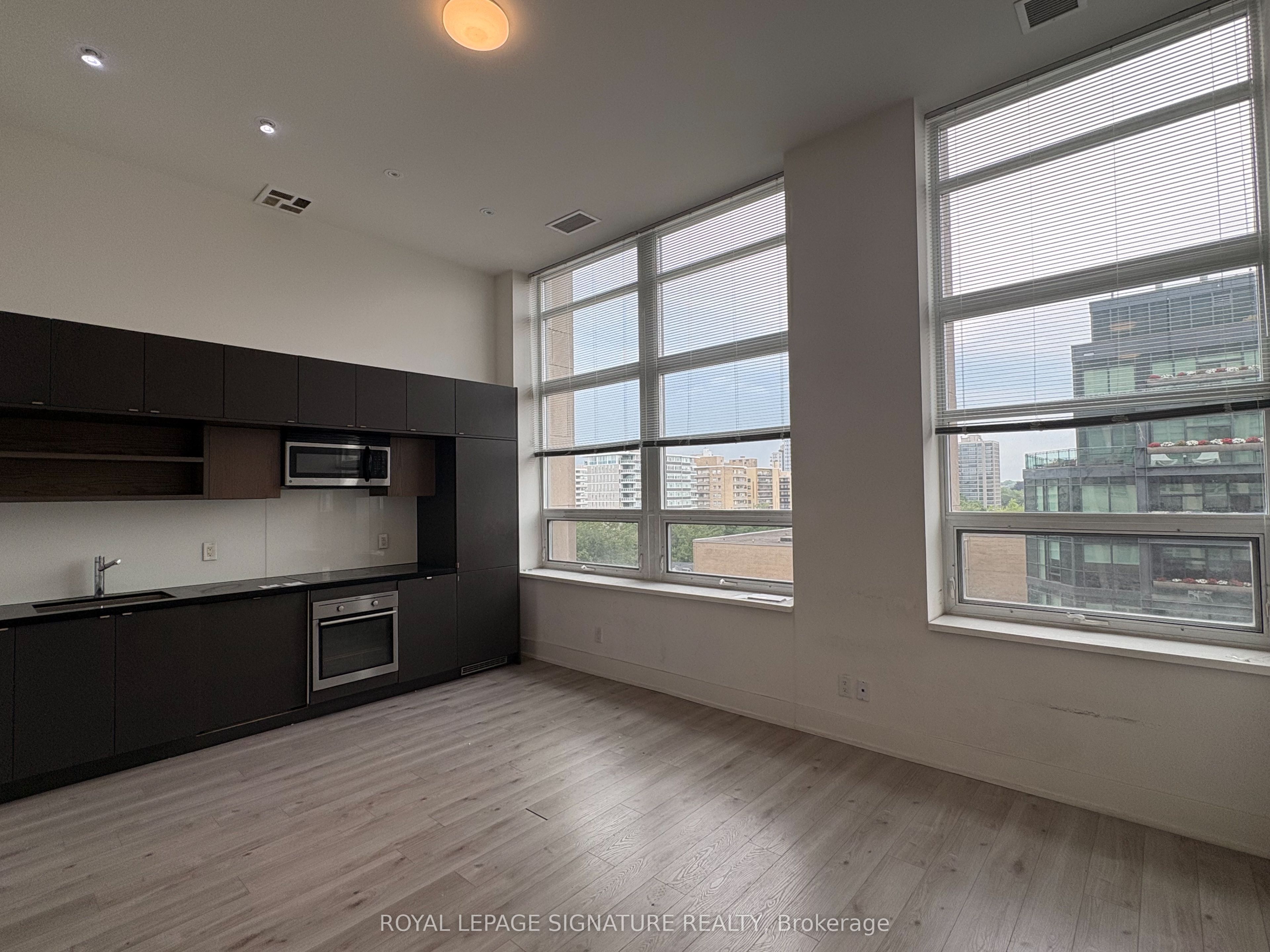 111 St Clair Avenue W 802, Toronto, ON M4V 1N5 photo 3