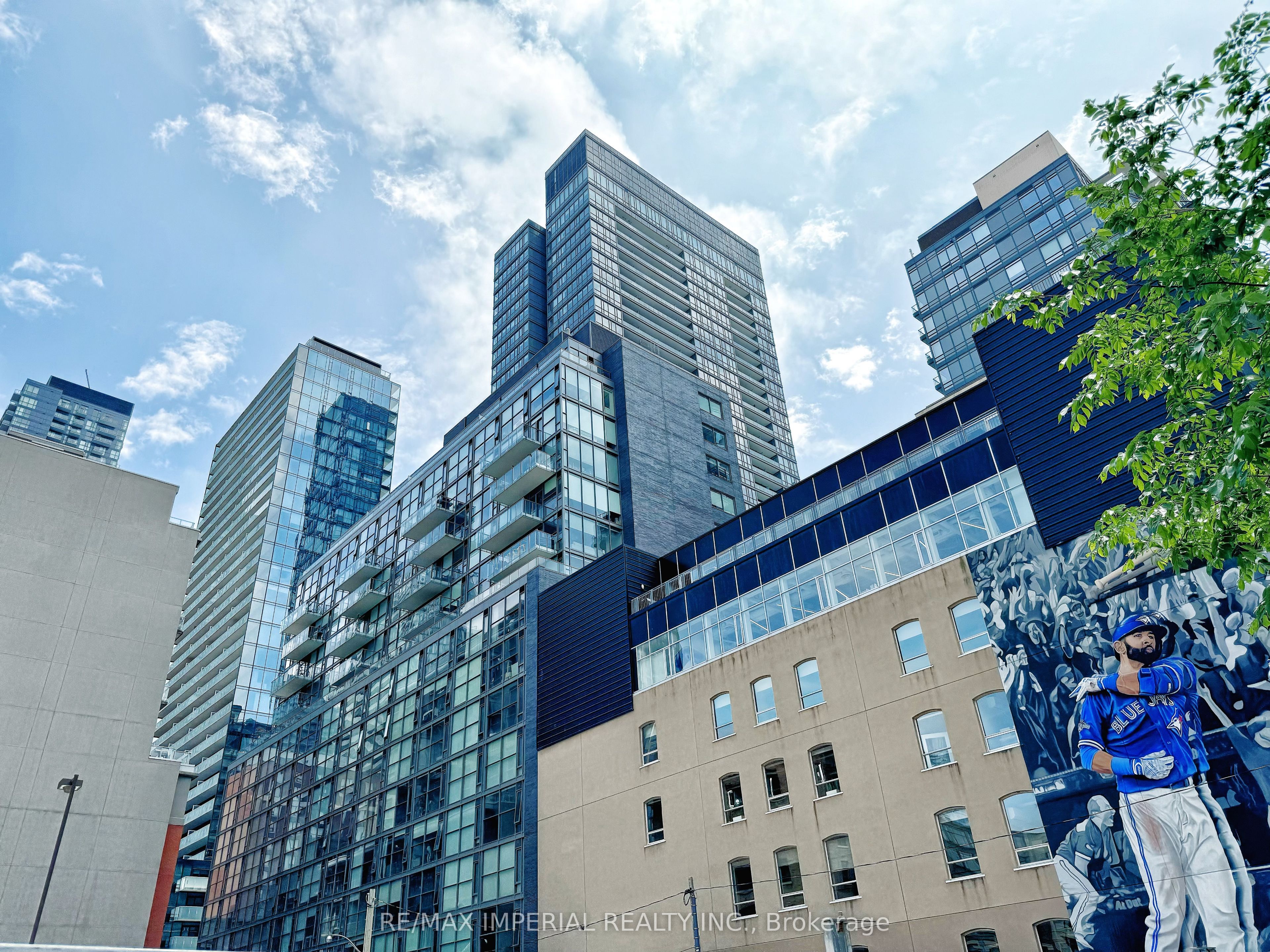 25 oxley Street 405, Toronto, ON M5V 2J5