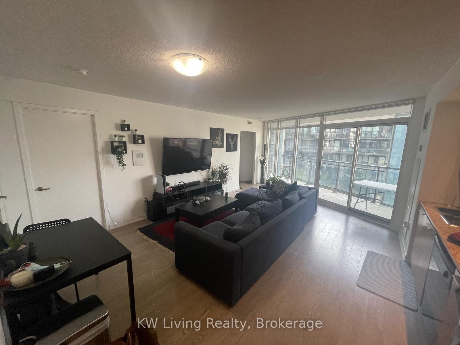25 Capreol Court 612, Toronto, ON M5V 3Z7