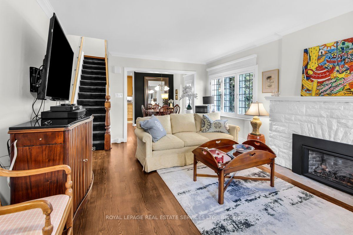 47 Coulson Avenue, Toronto, ON M4V 1Y3 photo 2