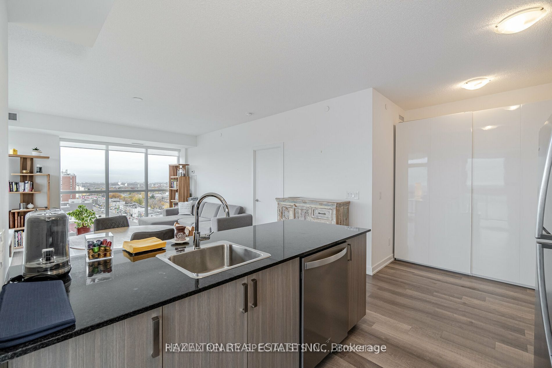 1603 Eglinton Avenue W 1304, Toronto, ON M6E 0A1 photo 4