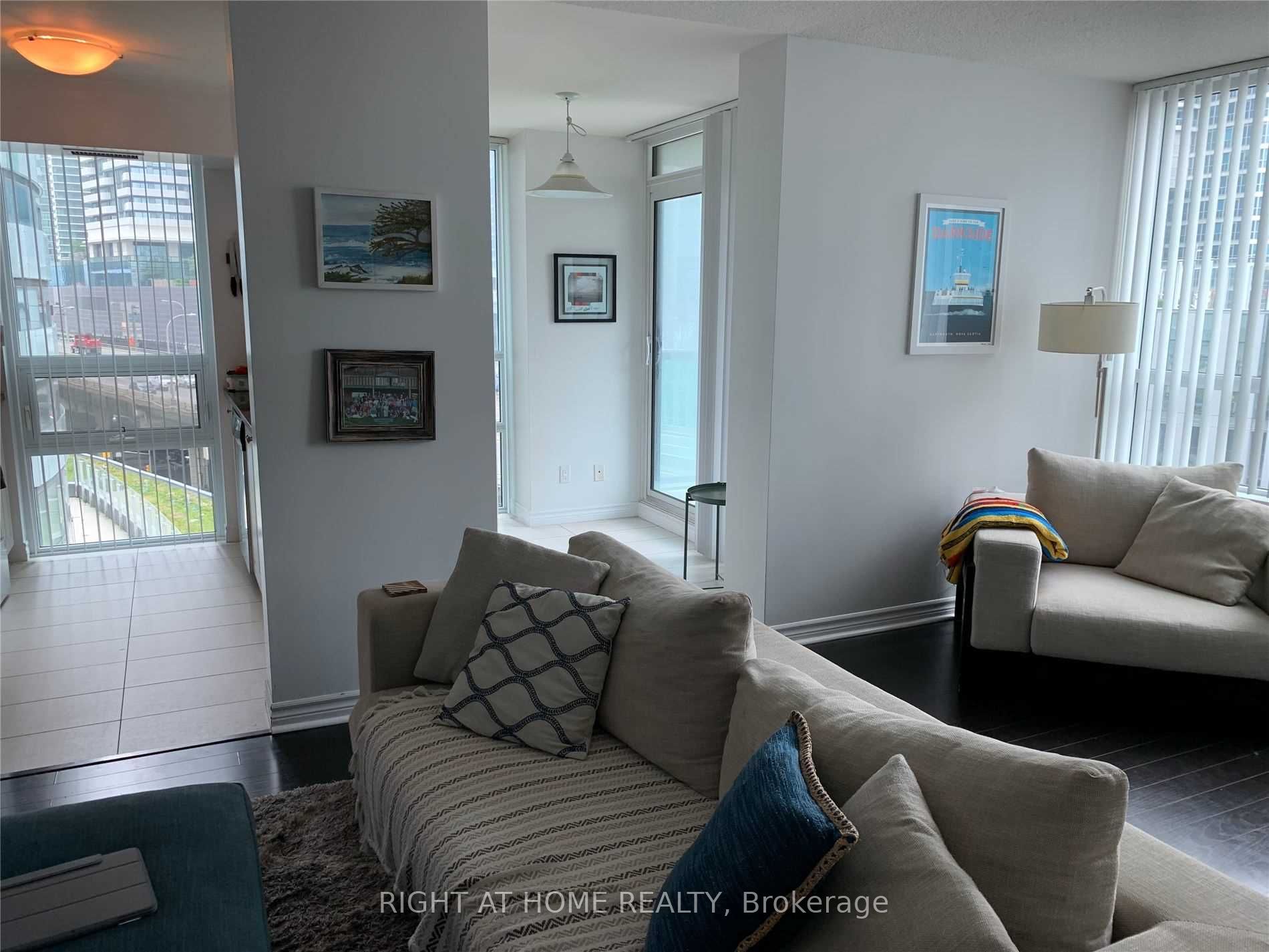 19 Grand Trunk Crescent 810, Toronto, ON M5J 3A3 photo 5