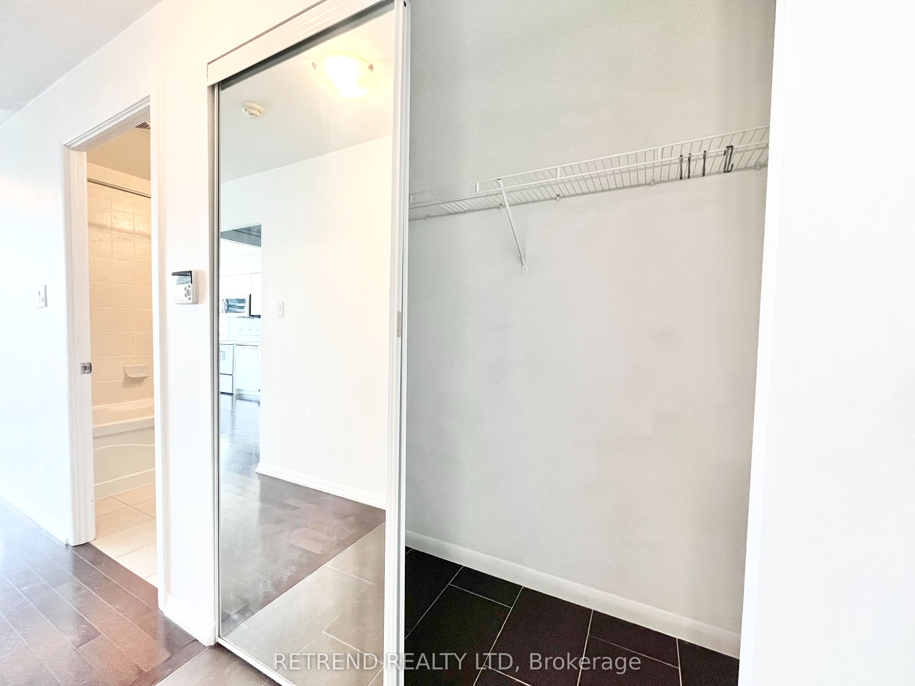 37 Grosvenor Street 2705, Toronto, ON M4Y 3G5 photo 3