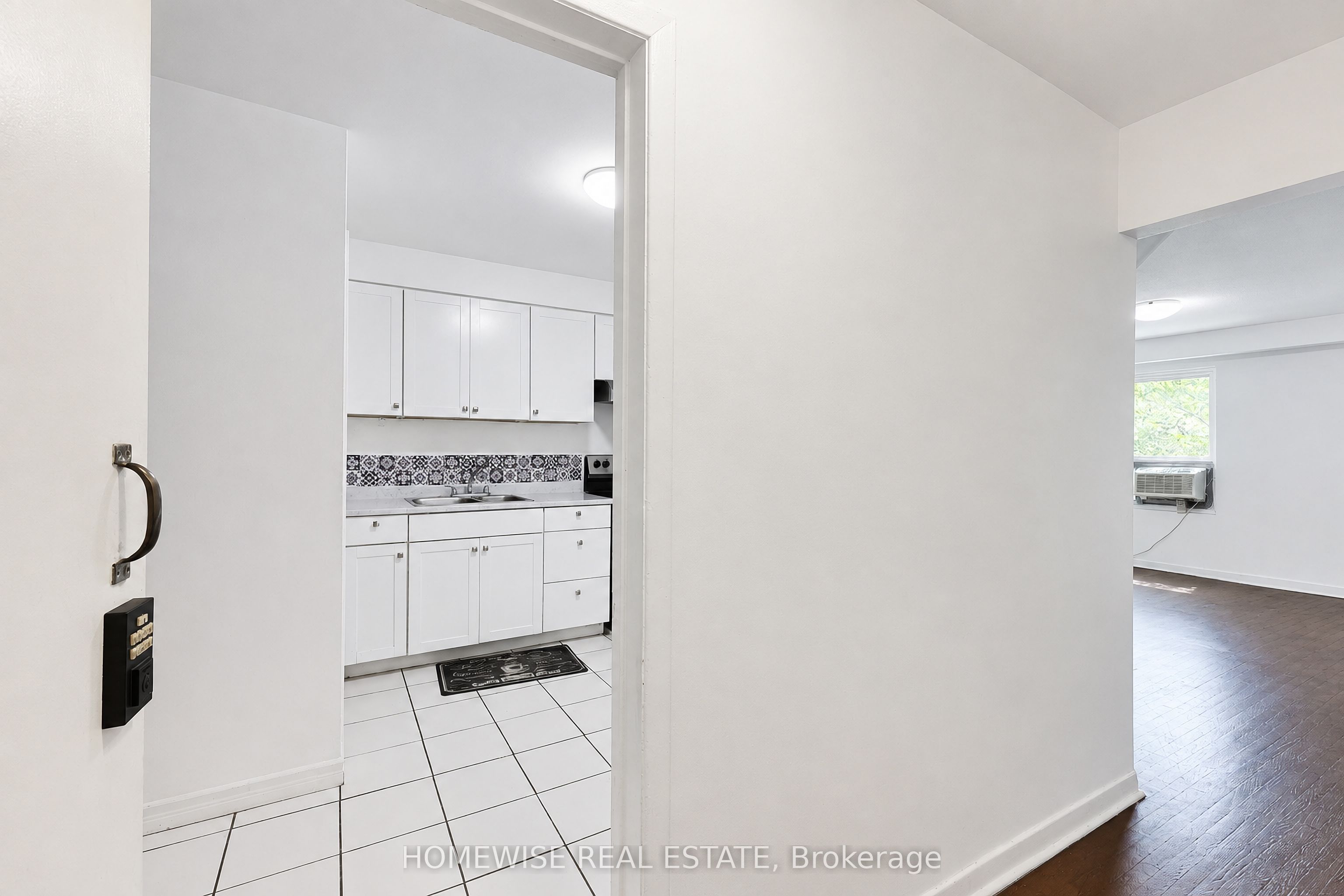 961A Eglinton Avenue Rear, Toronto, ON M6C 2C4 photo 3