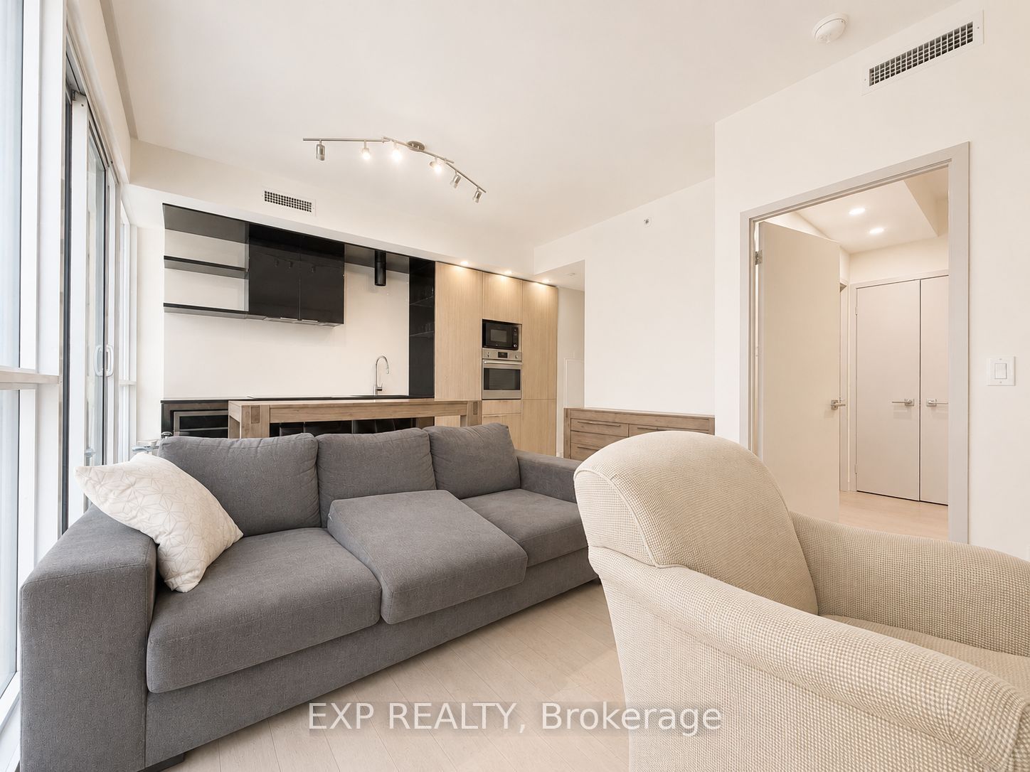 70 Temperance Street 1406, Toronto, ON M5H 4E8