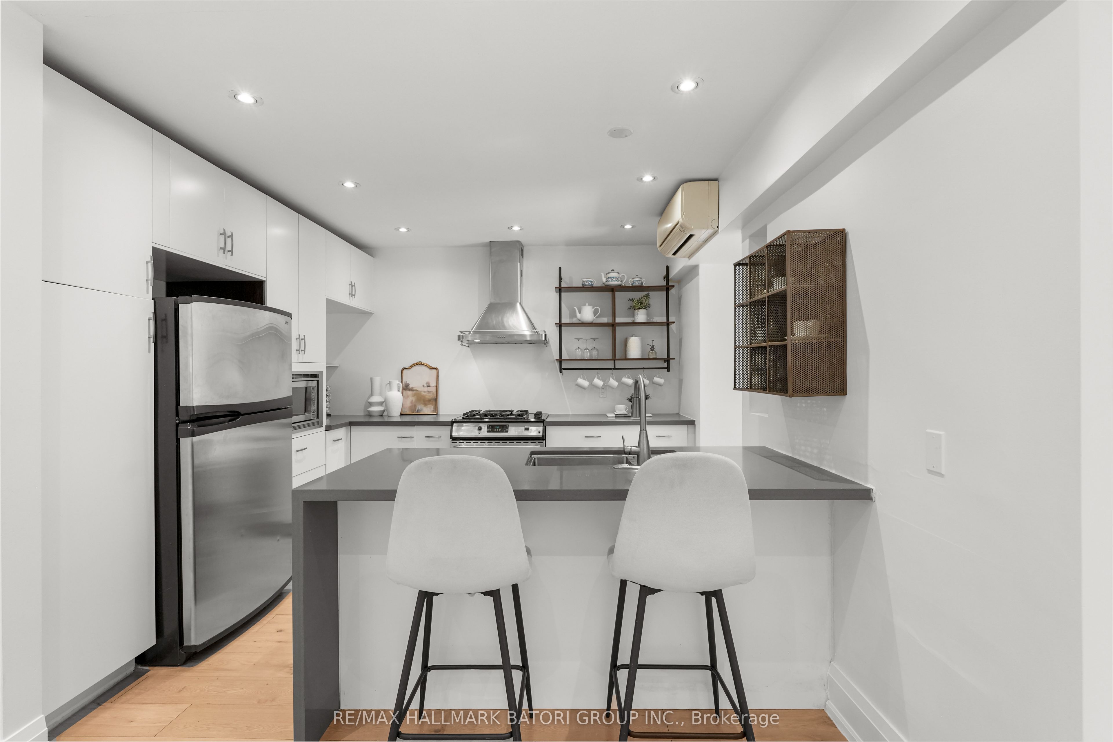 555 Castlefield Avenue, Toronto, ON M5N 1L7 photo 4