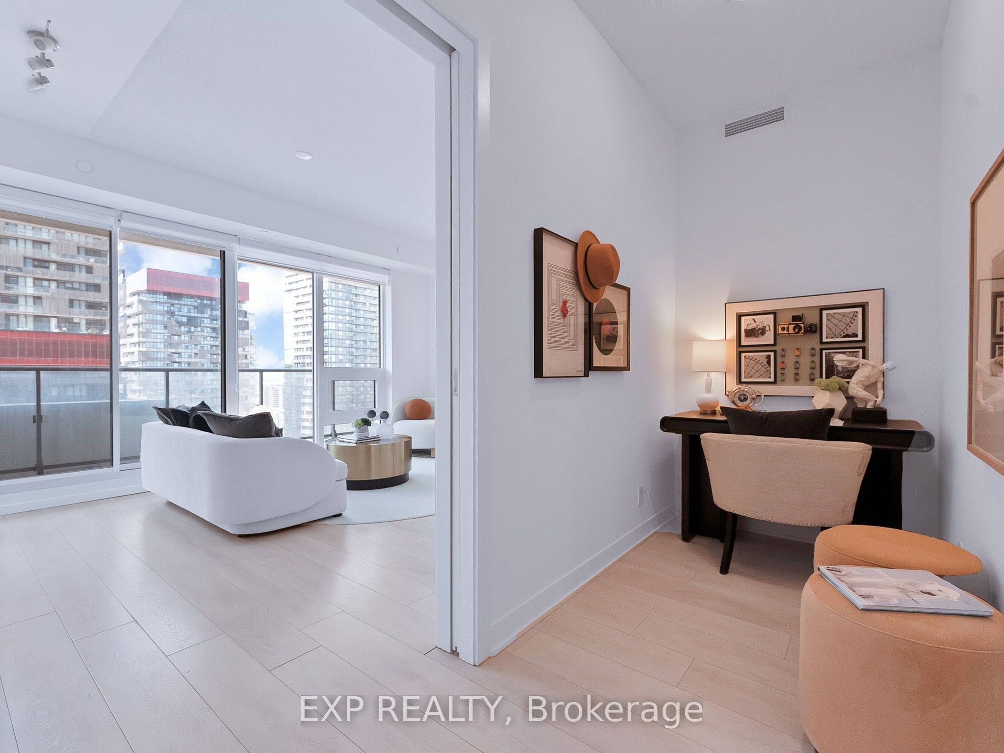 2221 Yonge Street 2711, Toronto, ON M4S 2B4 photo 5