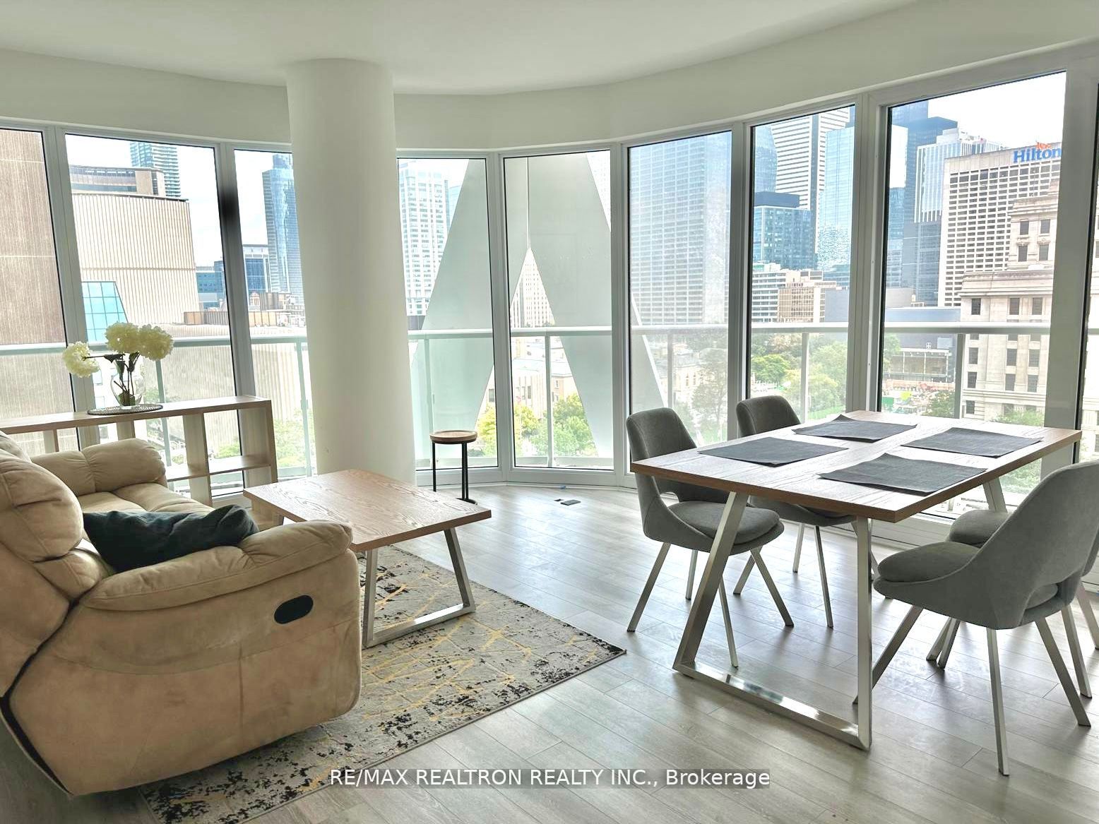 230 Simcoe Street 926, Toronto, ON M5T 1T4 photo 2