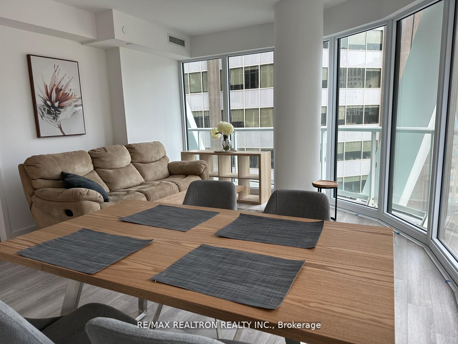 230 Simcoe Street 926, Toronto, ON M5T 1T4 photo 4
