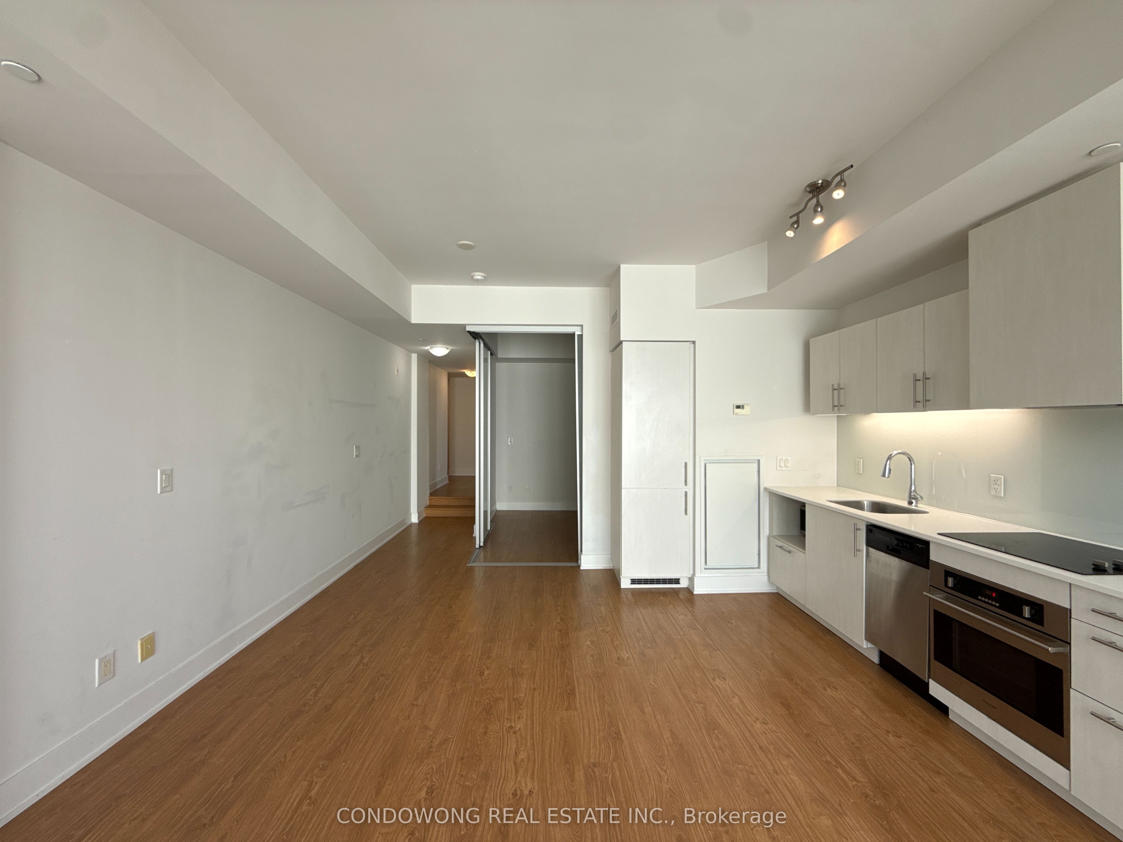 508 Wellington Street W 804, Toronto, ON M5V 0K8 photo 2
