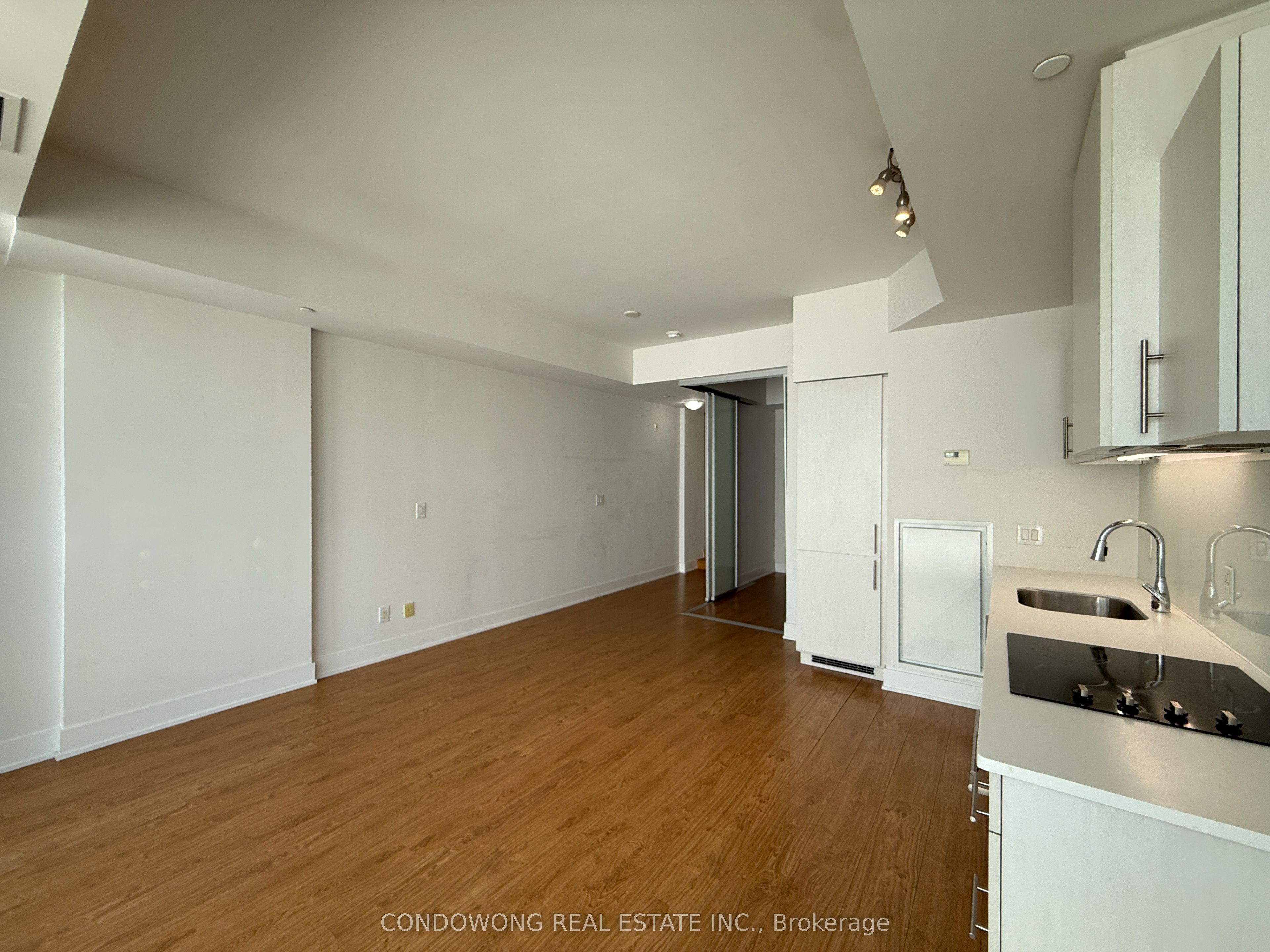 508 Wellington Street W 804, Toronto, ON M5V 0K8 photo 3