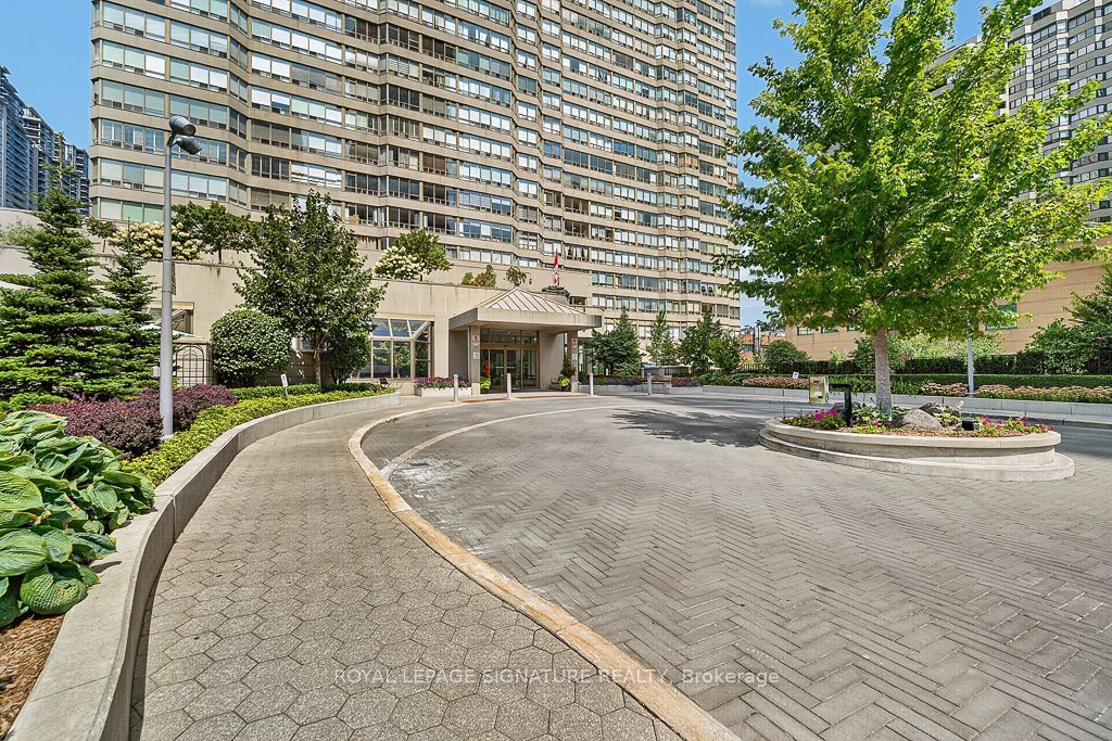 30 Greenfield Avenue PH14, Toronto, ON M2N 6N3