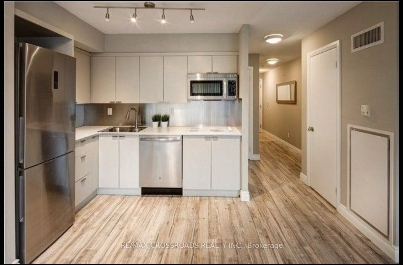 111 Elizabeth Street 631, Toronto, ON M5G 1P7 photo 5