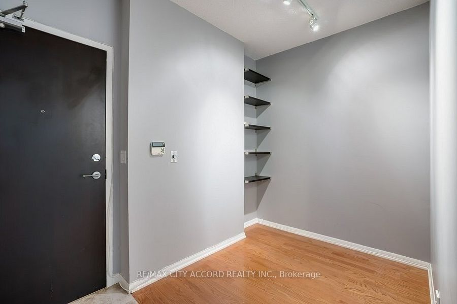 231 Fort York Boulevard 202, Toronto, ON M5V 1B2 photo 3