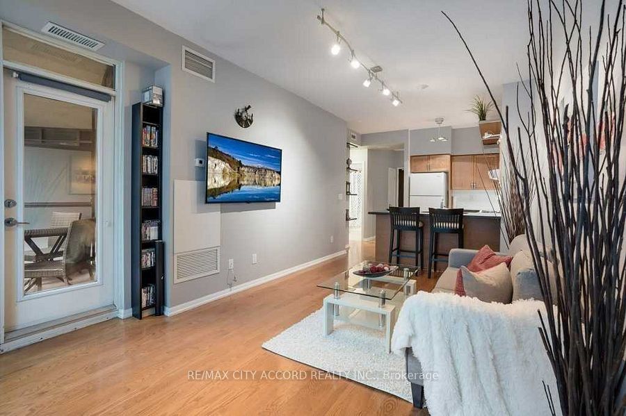 231 Fort York Boulevard 202, Toronto, ON M5V 1B2 photo 5