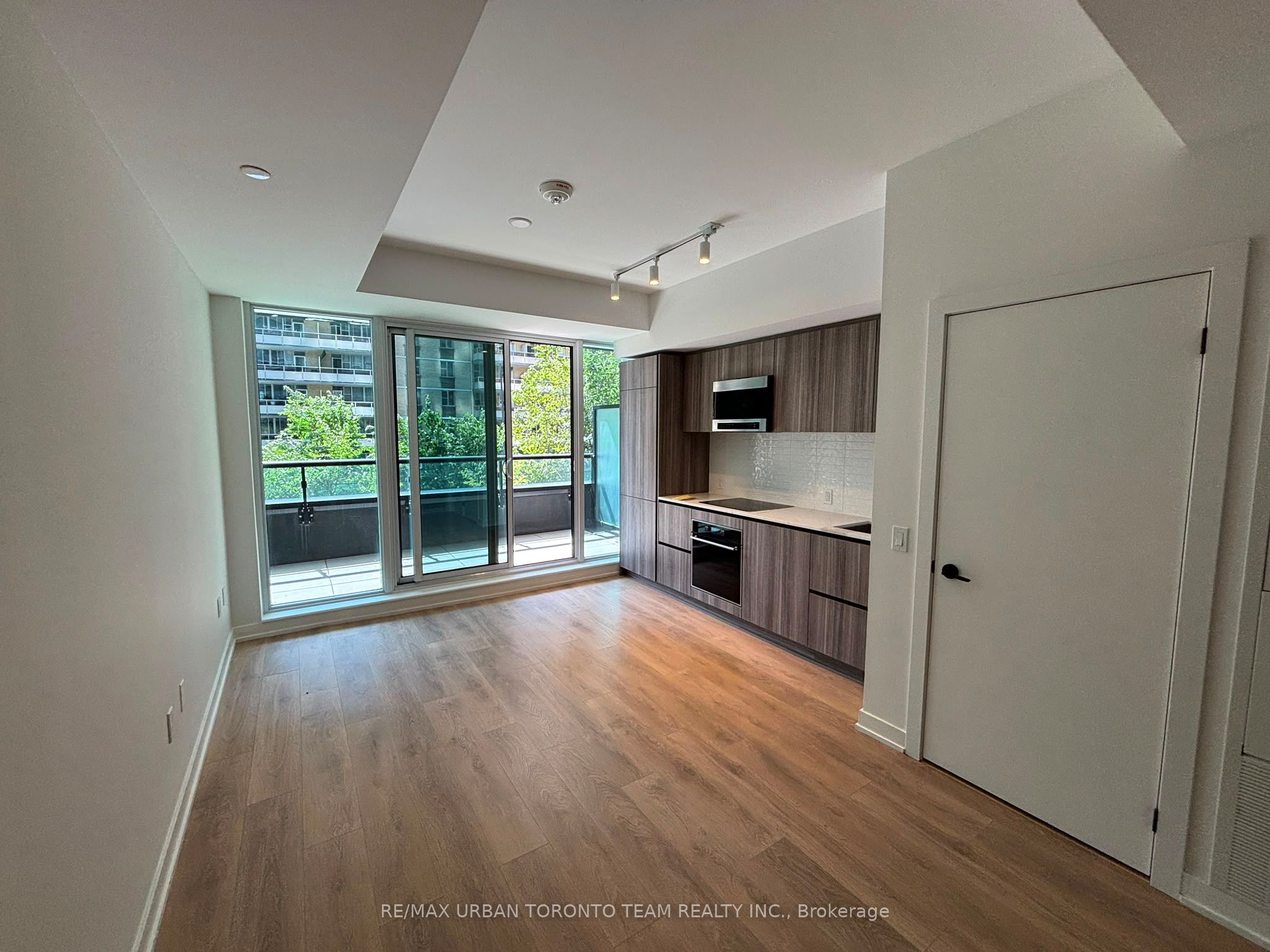 127 Broadway Avenue 213, Toronto, ON M4P 1V4 photo 2