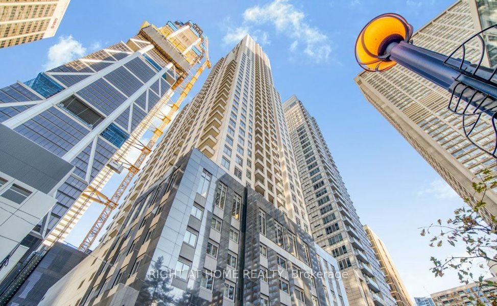 35 Balmuto Street 1903, Toronto, ON M4Y 0A3