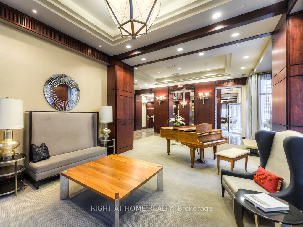 35 Balmuto Street 1903, Toronto, ON M4Y 0A3 photo 4