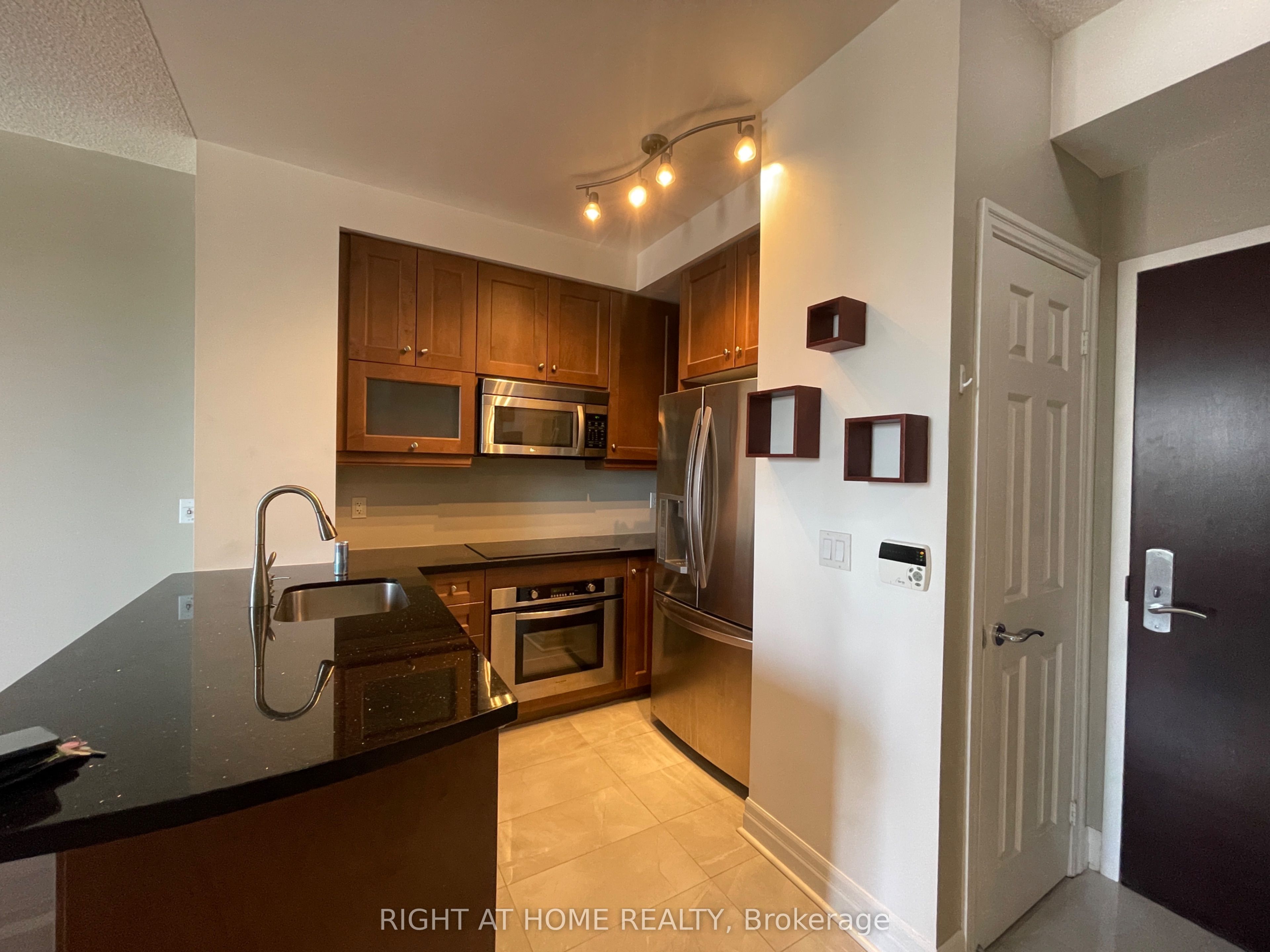 35 Balmuto Street 1903, Toronto, ON M4Y 0A3 photo 5