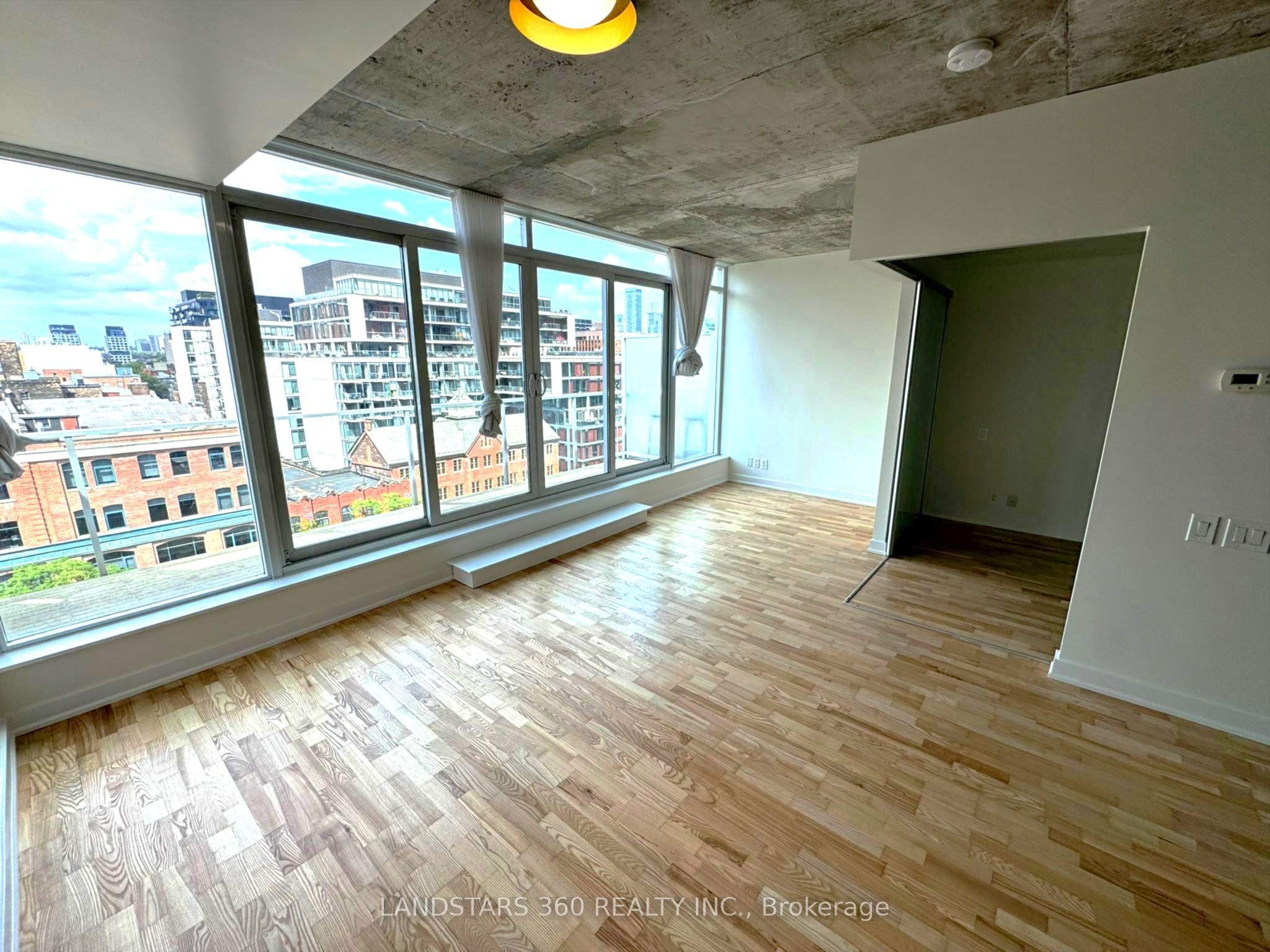 75 Portland Street 1003, Toronto, ON M5V 2M9 photo 2