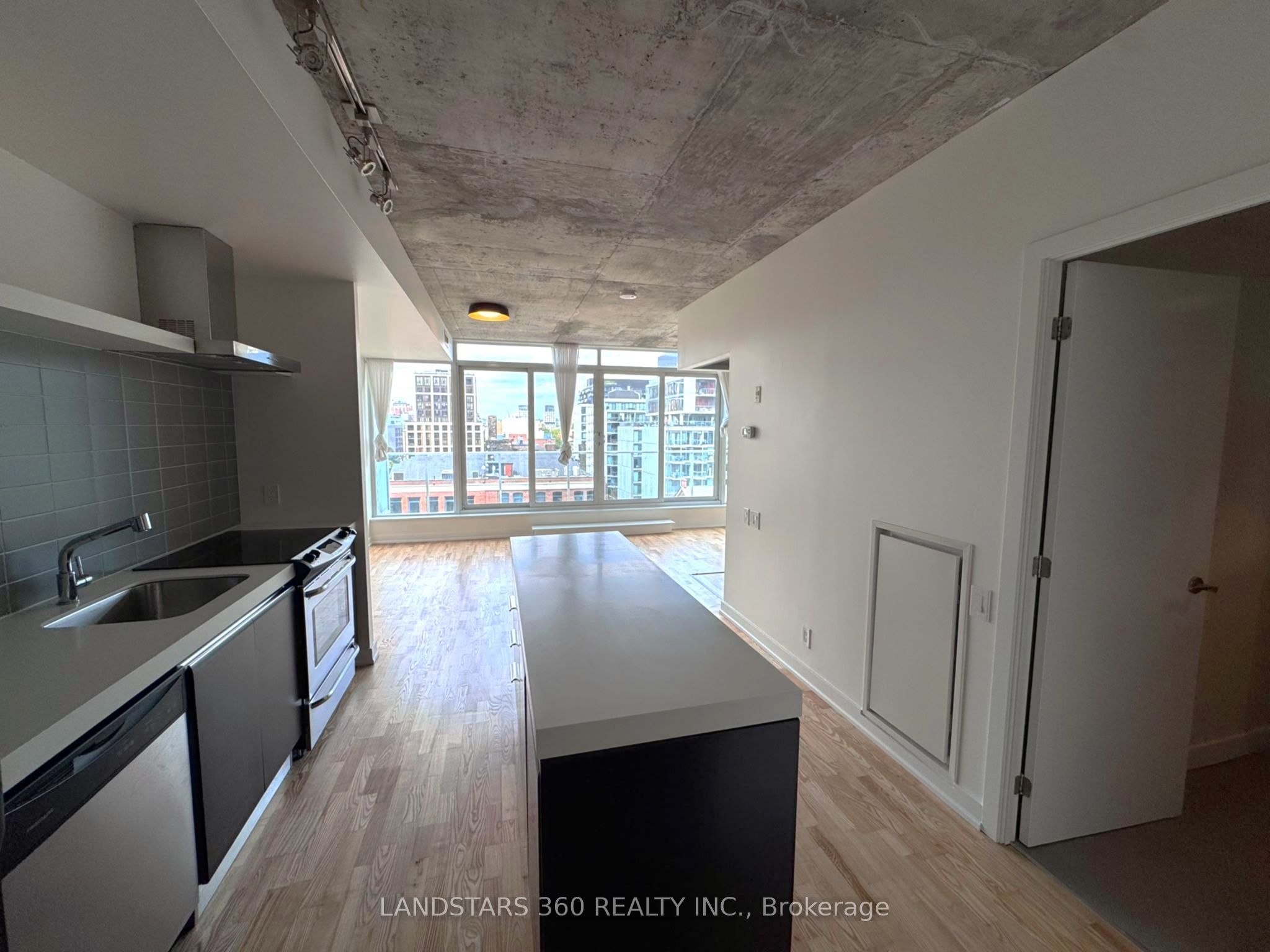 75 Portland Street 1003, Toronto, ON M5V 2M9 photo 3