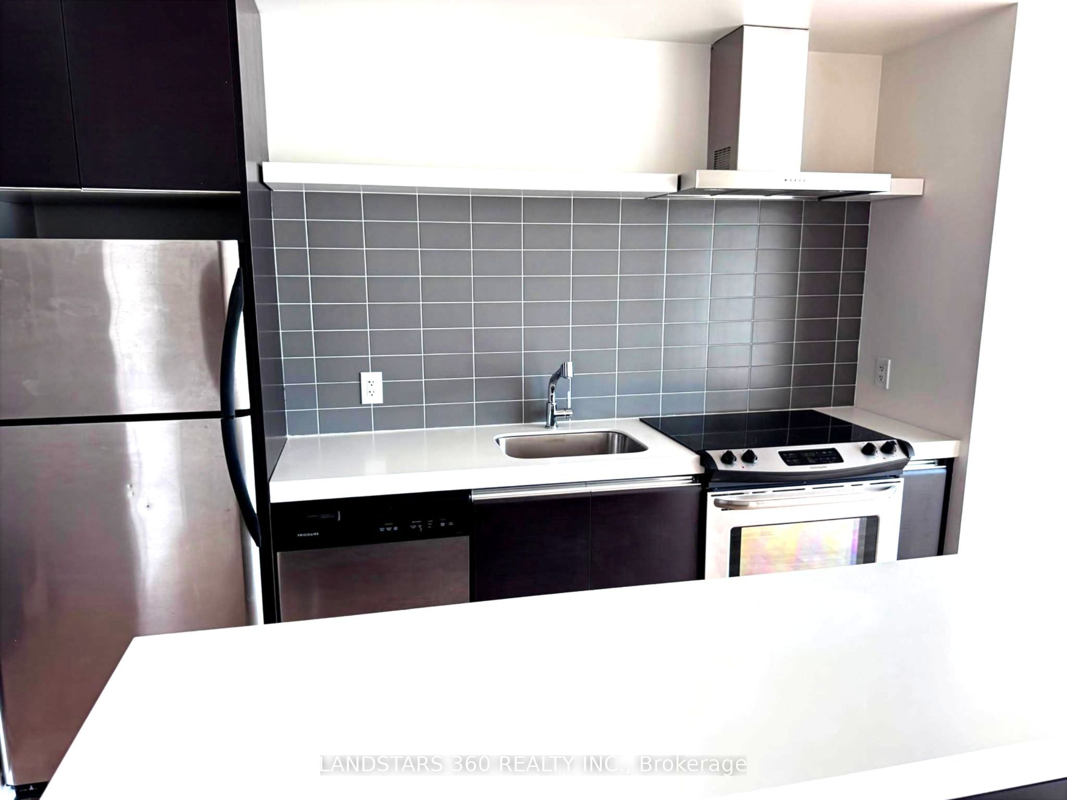 75 Portland Street 1003, Toronto, ON M5V 2M9 photo 4