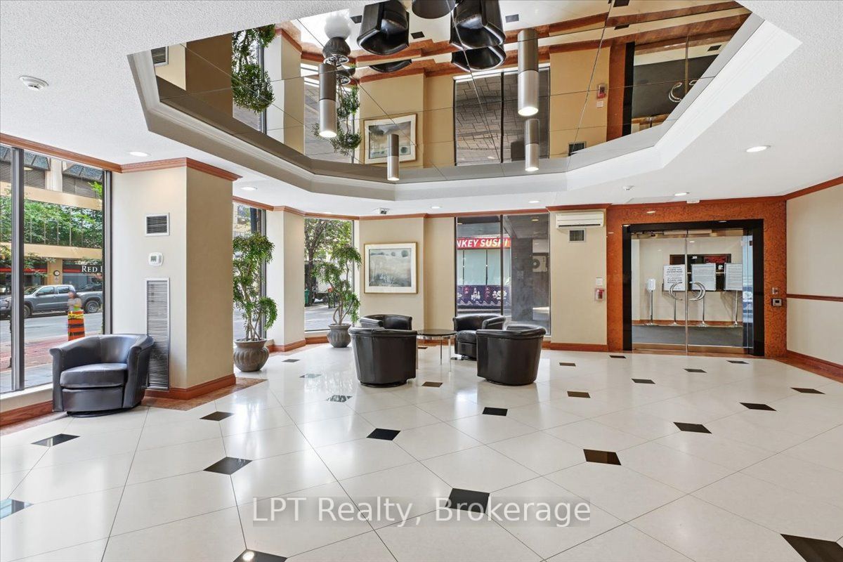 633 Bay Street 2721, Toronto, ON M5G 2G4 photo 3