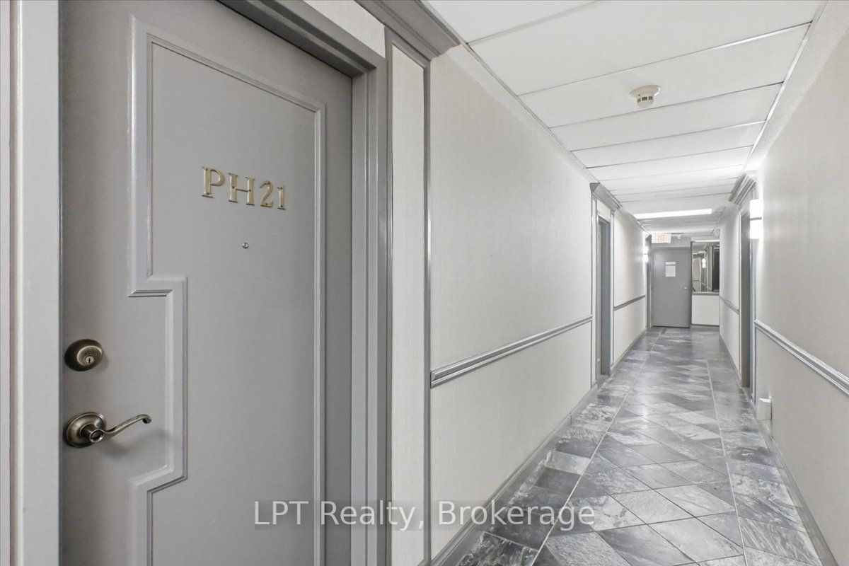 633 Bay Street 2721, Toronto, ON M5G 2G4 photo 4