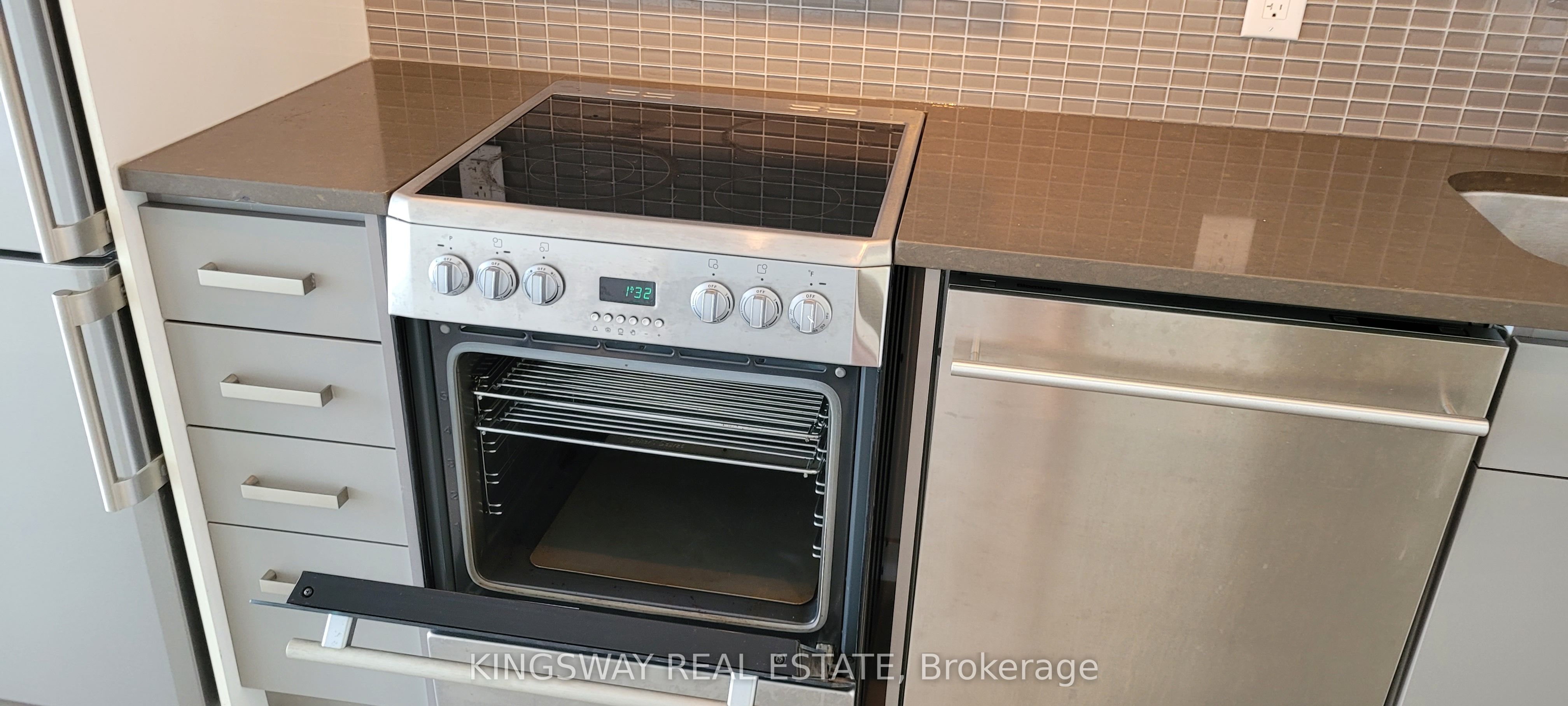 295 Adelaide Street W 1303, Toronto, ON M5V 0L4 photo 5