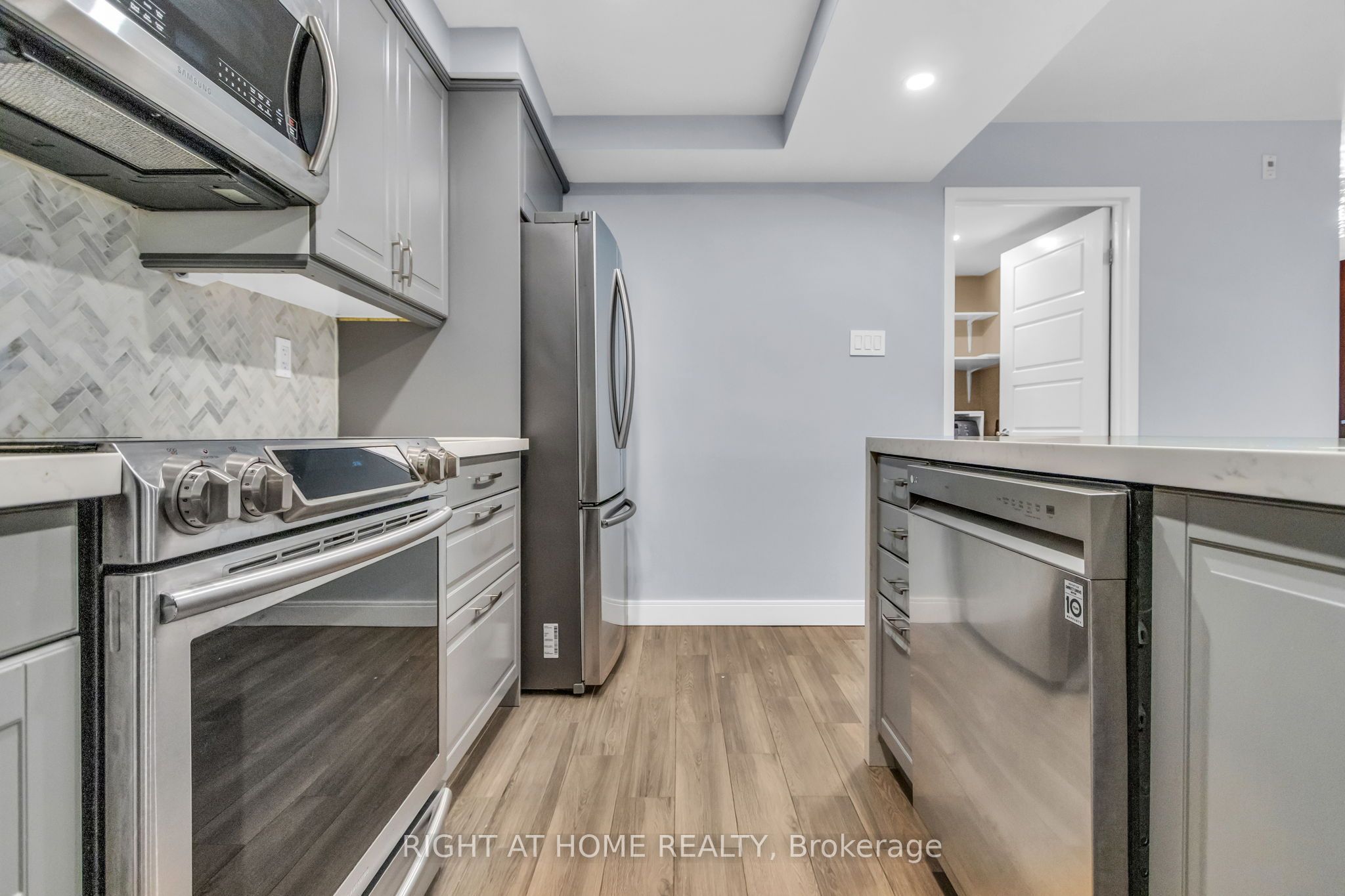 356 Mcrae Drive 406, Toronto, ON M4G 4G4 photo 2