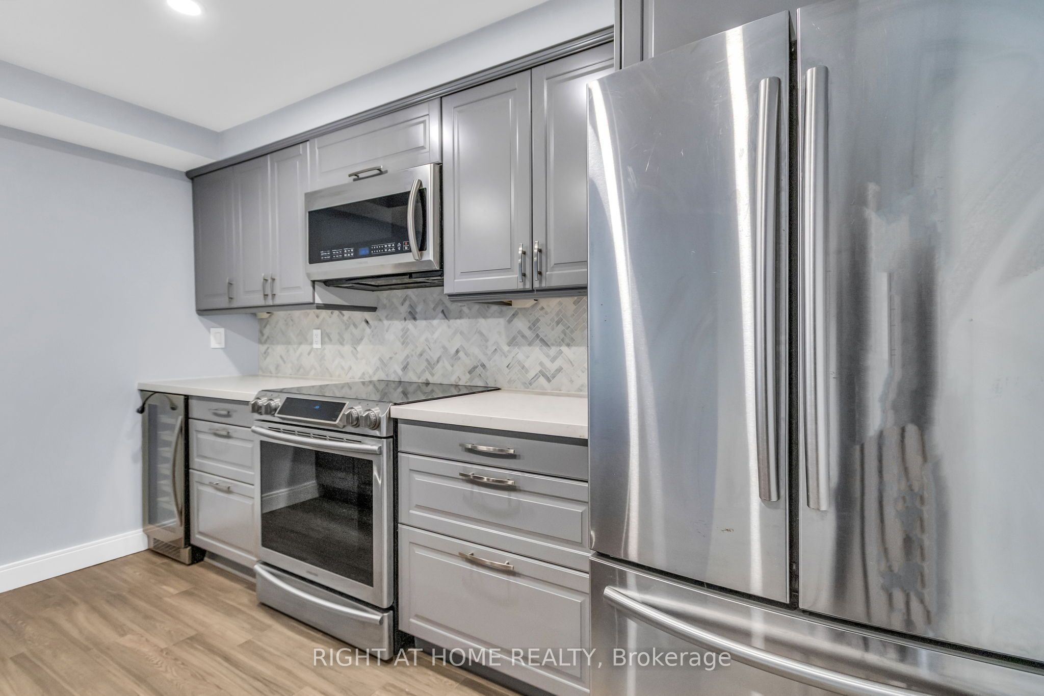 356 Mcrae Drive 406, Toronto, ON M4G 4G4 photo 3